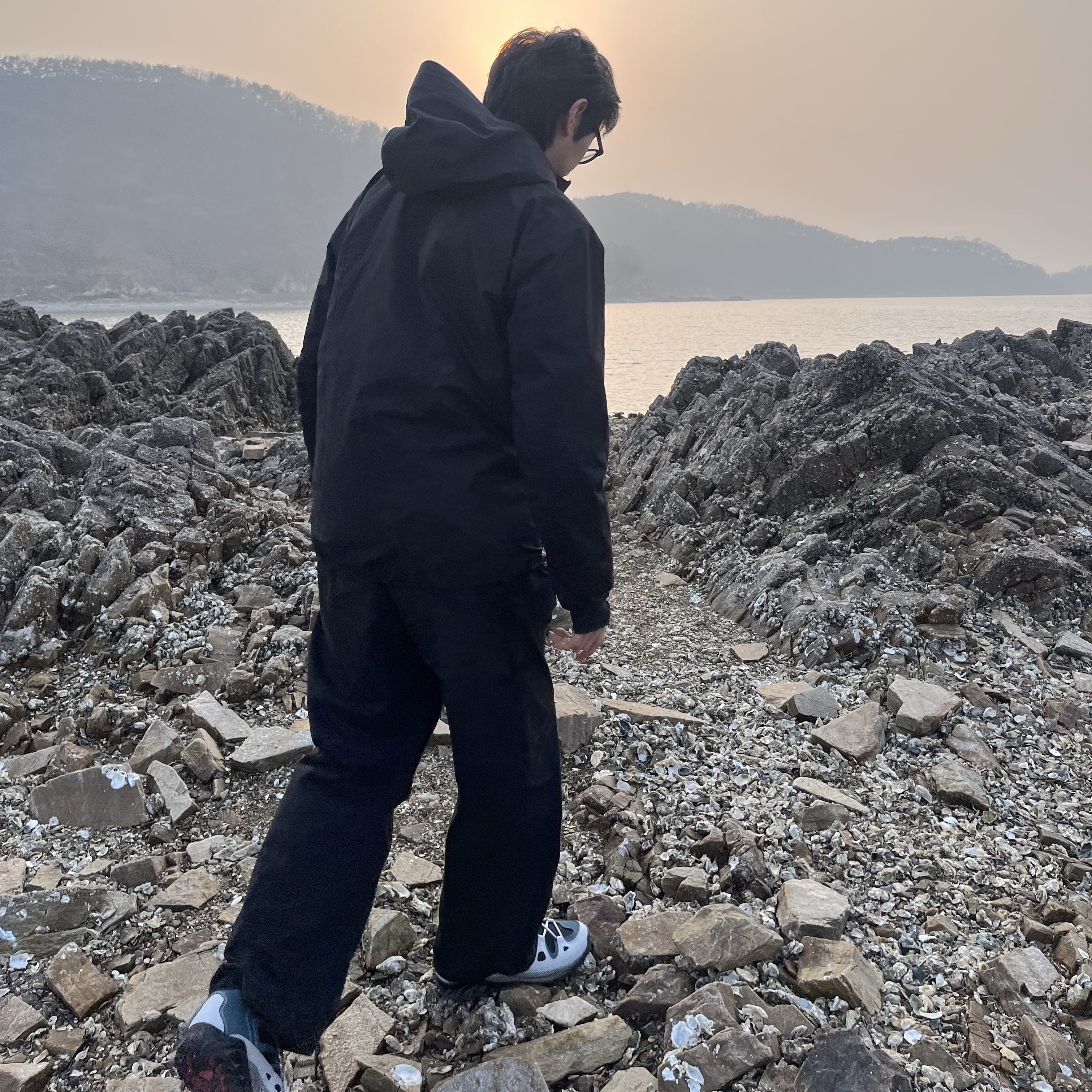 Nike ACG Air Exploraid Neutral Grey and Ash Green, Arc'teryx Beta Jacket Black 착용 스타일
