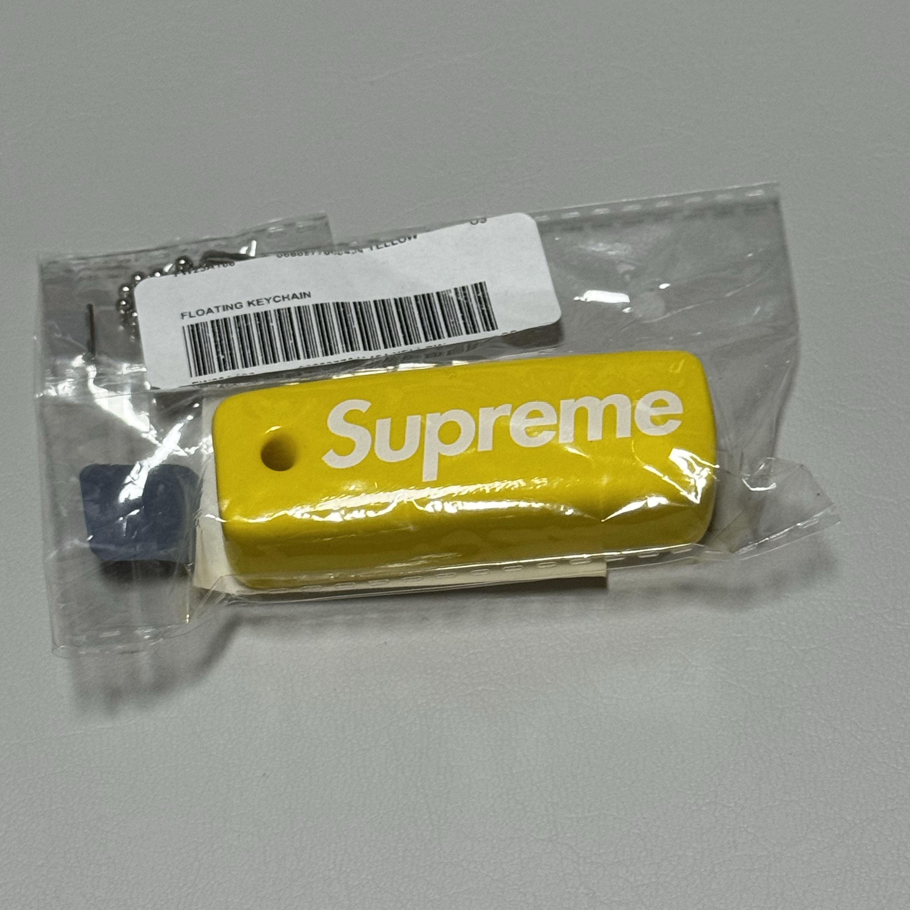 Supreme Floating Keychain Yellow - 23FW 착용 스타일