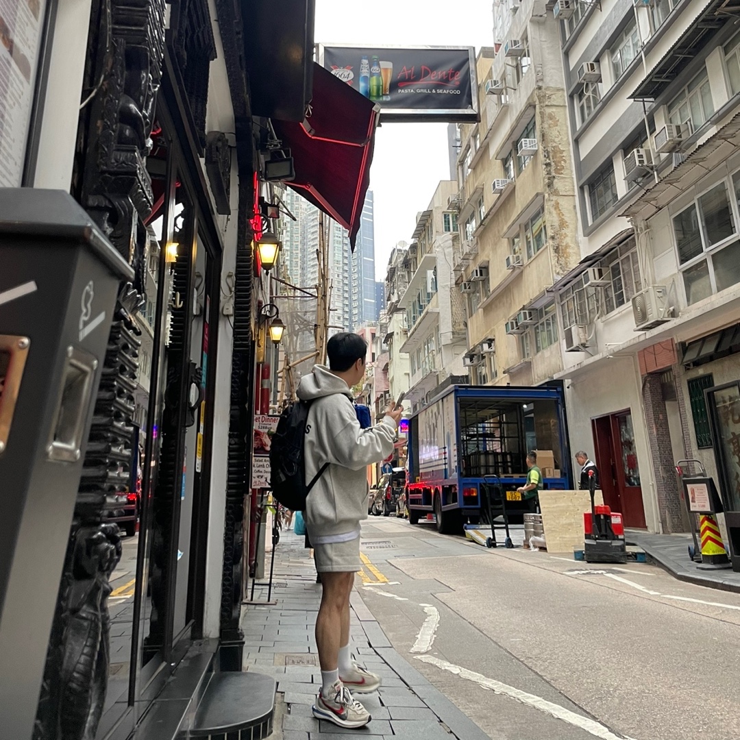 Essentials The Core Collection Hoodie Light Oatmeal, Essentials The Core Collection Sweatshorts Light Oatmeal 착용 스타일