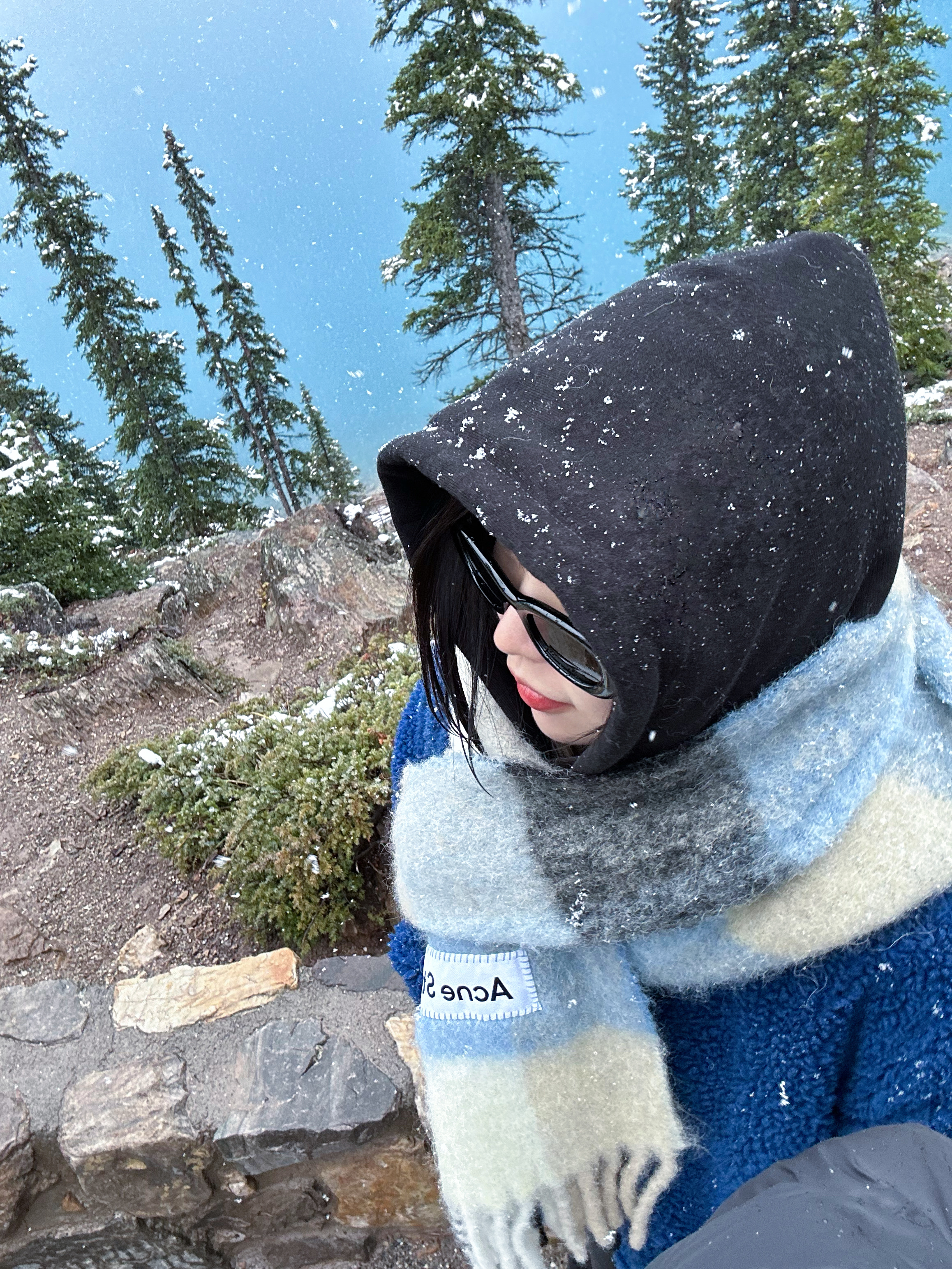 Gentle Monster x Maison Margiela MM004 Black Black, Acne Studios Mohair Check Muffler Blue Beige Black 착용 스타일 - 1