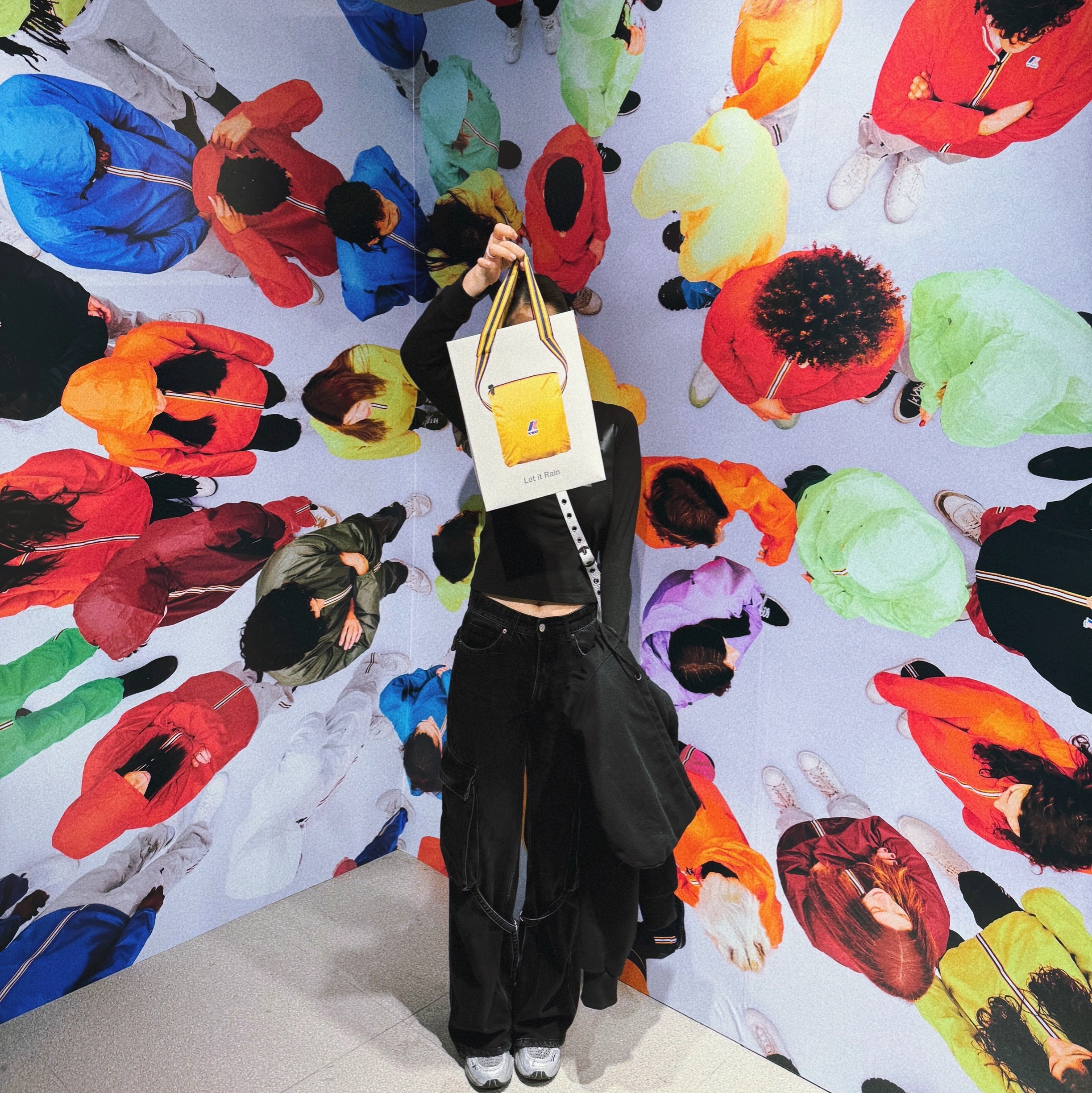 Balenciaga Neo Cagole Small Tote Bag White, [KREAM 단독] Safarispot Basic Safari LS T-Shirt Black 착용 스타일 - 3