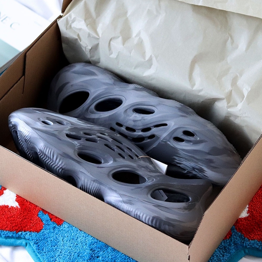 Adidas Yeezy Foam RNNR MX Granite 착용 스타일 - 3
