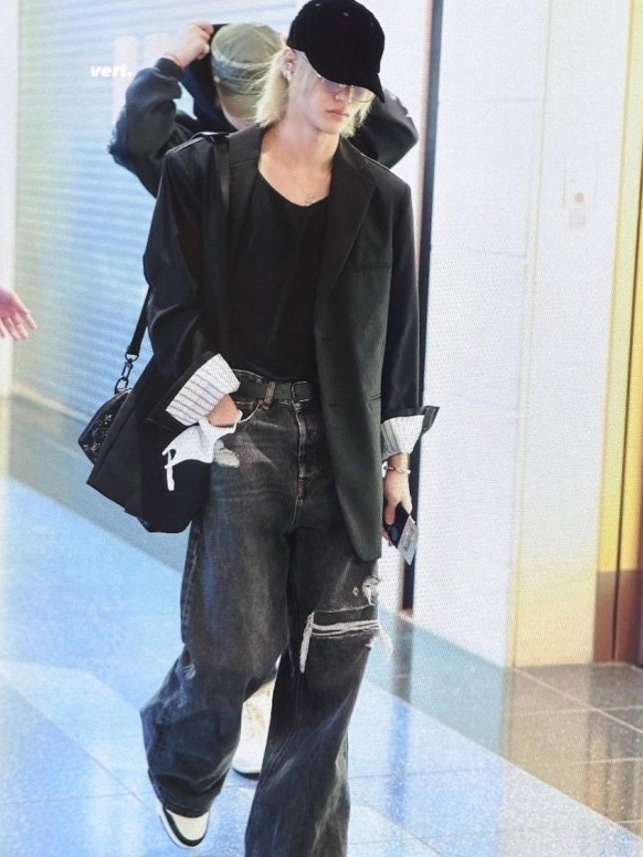 Diesel D-Rise 007f6 Straight Jeans Black Dark Grey 착용 스타일 - 4
