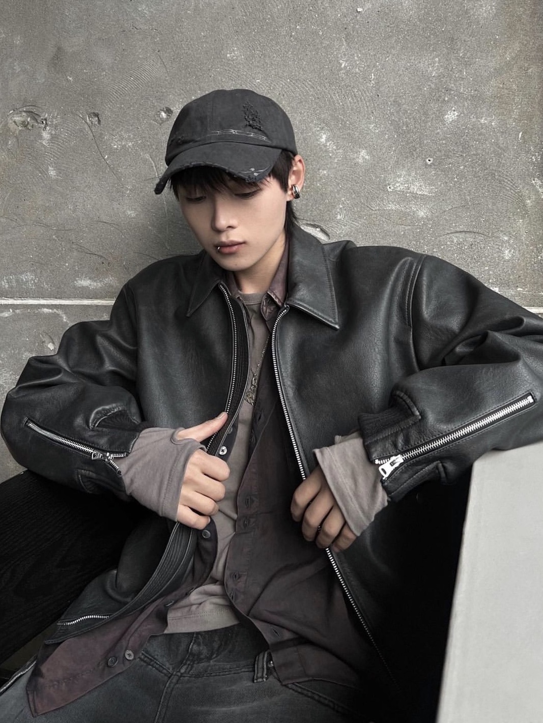 BLR Curved Logo Damaged Denim Cap Grey 착용 스타일