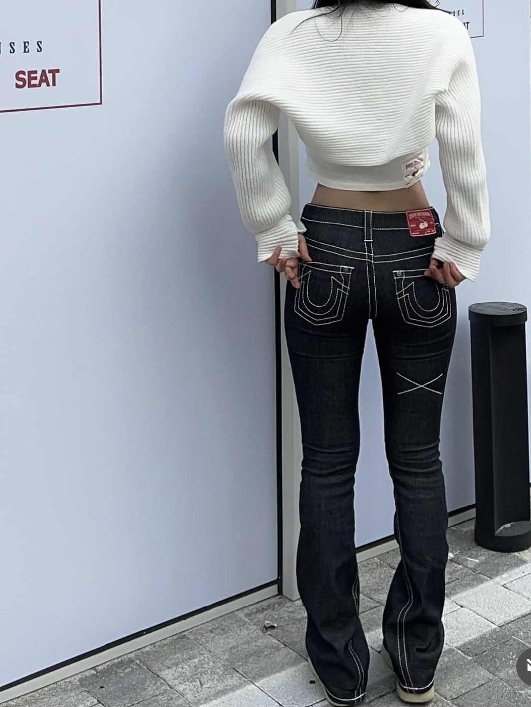 True Religion x KIRSH Crop Slim T-Shirt Ivory, True Religion x KIRSH Stitch Point Boots Cut Denim Pants Black Denim 착용 스타일 - 3