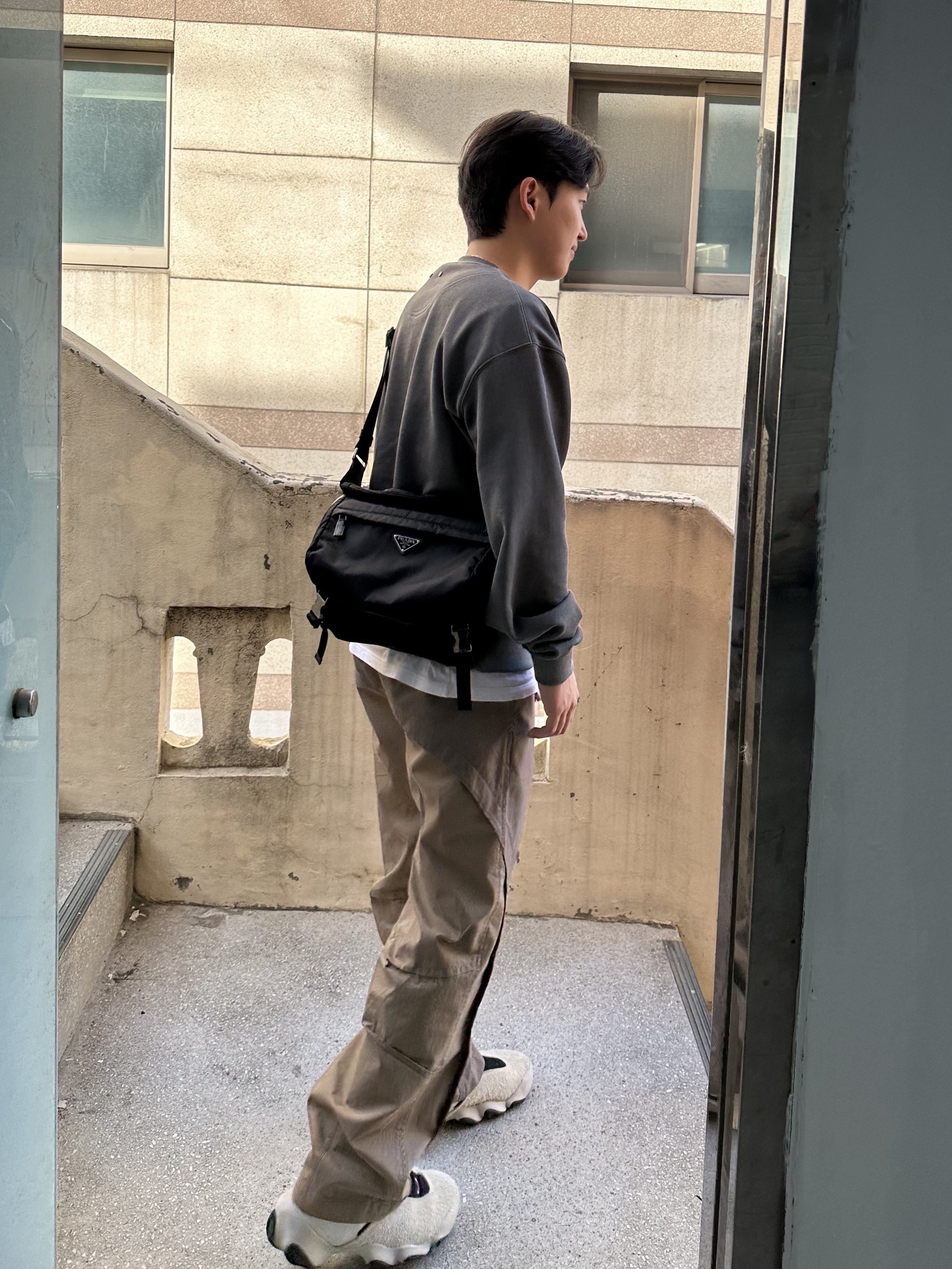 Prada Re-Nylon and Saffiano Leather Shoulder Bag Black, Oakley Factory Team x Brain Dead Flesh Milk Black 착용 스타일