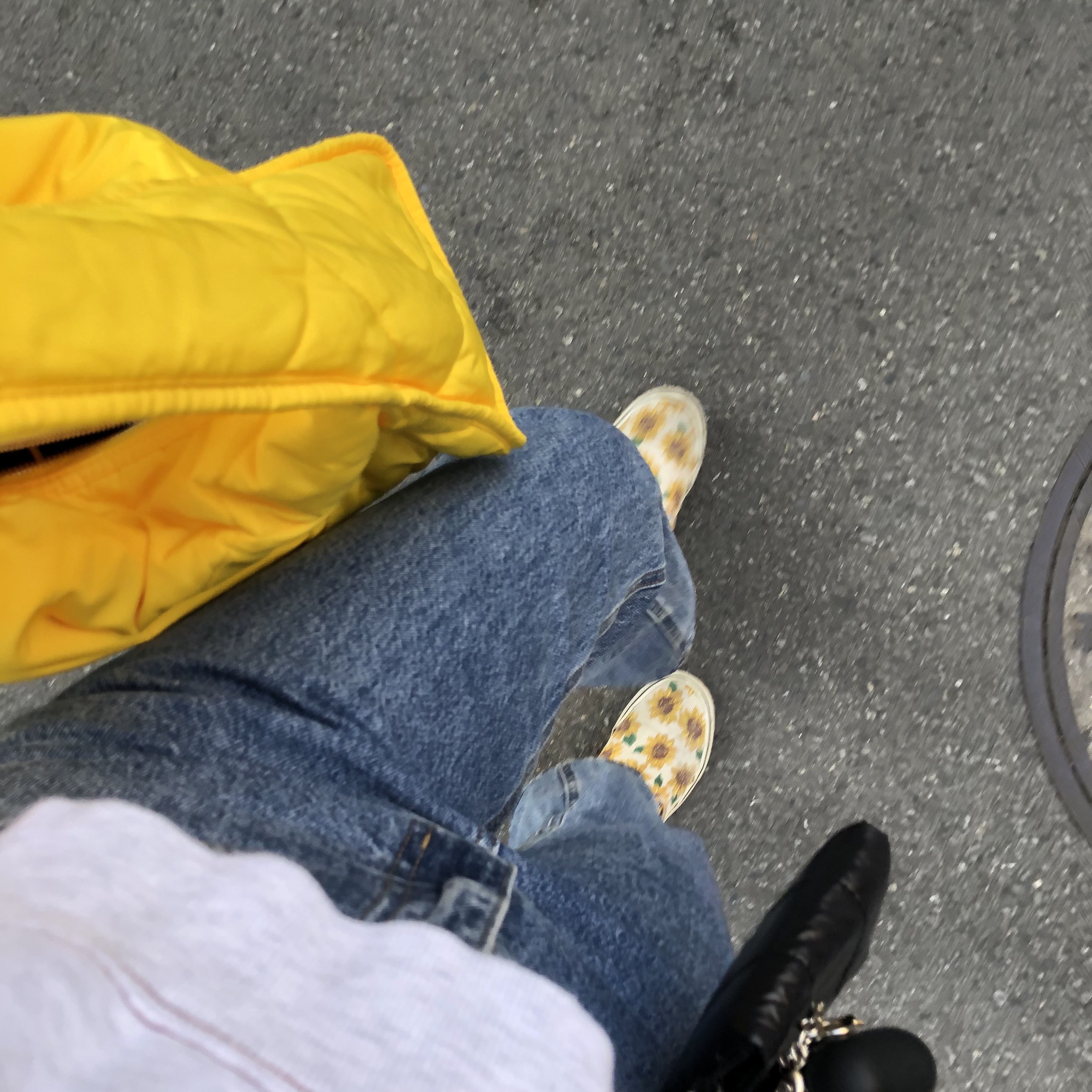 COS Diamond Quilted Hand Bag Yellow 착용 스타일 - 1