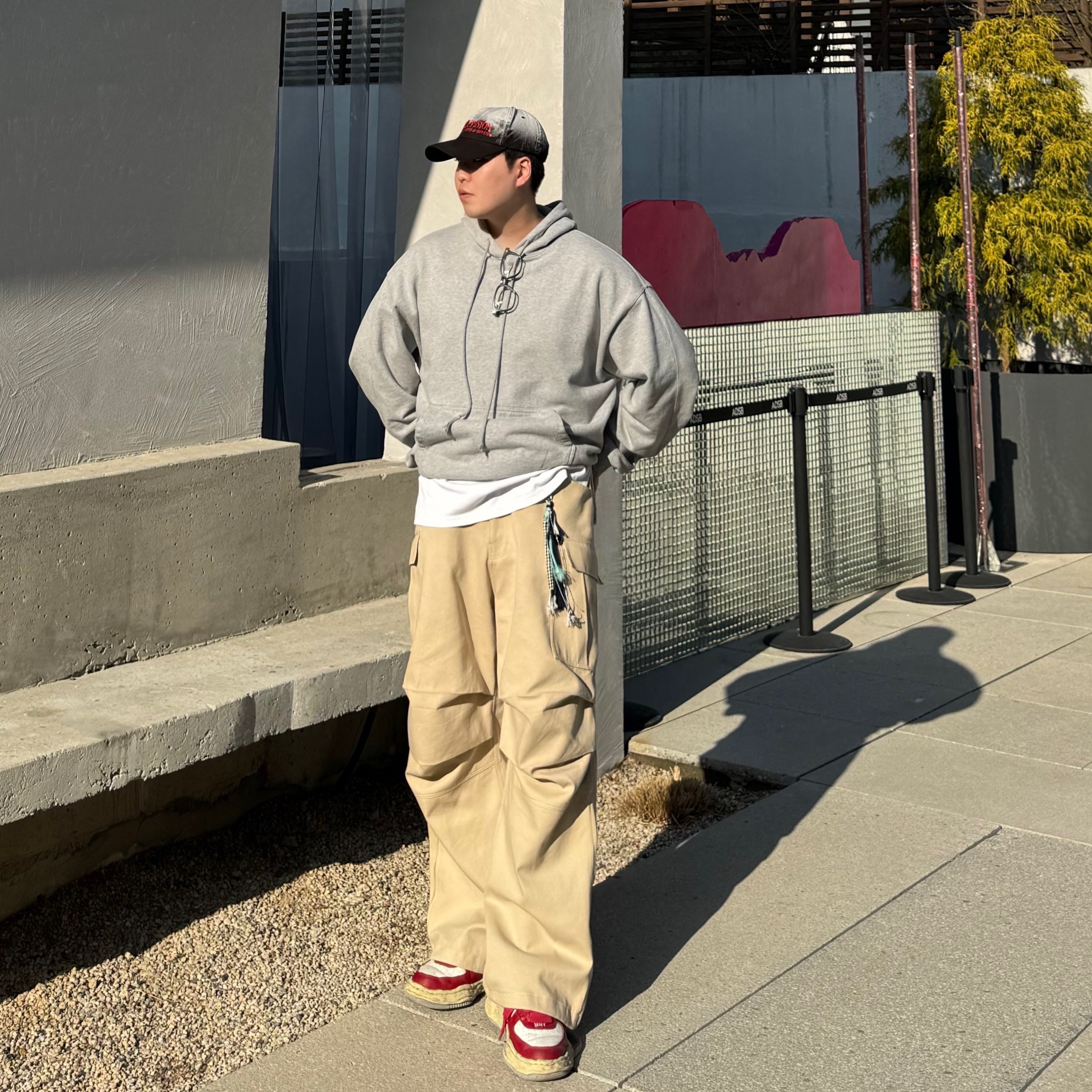 Nonnod Side Zip Cargo Pants Beige, ETCE Fadeout Cap Black 착용 스타일 - 1