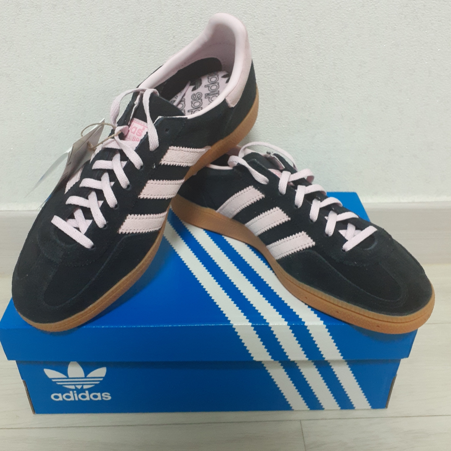 (W) Adidas Spezial Handball Core Black Clear Pink 착용 스타일