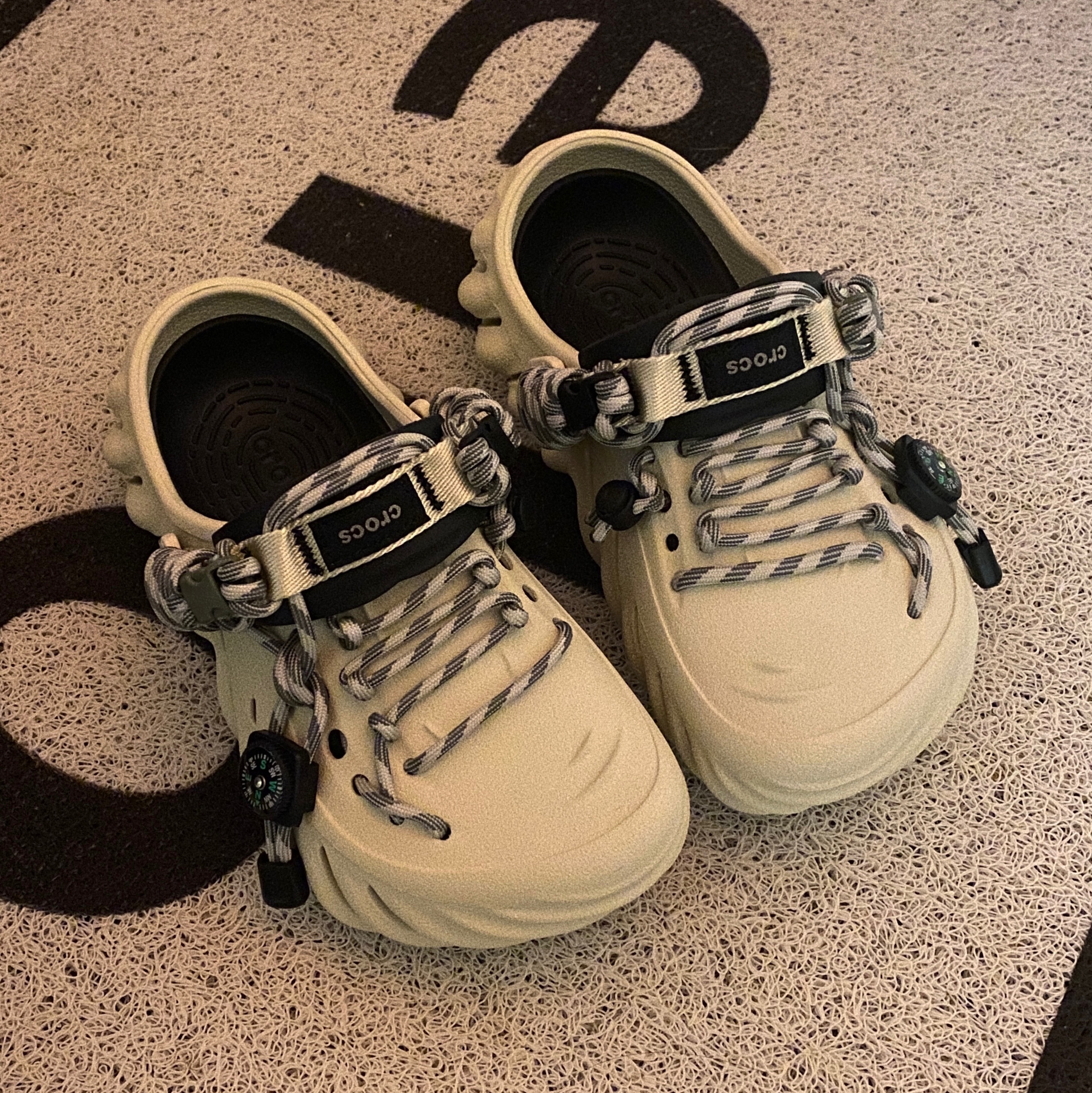 Crocs Echo Clog Bone Black 착용 스타일