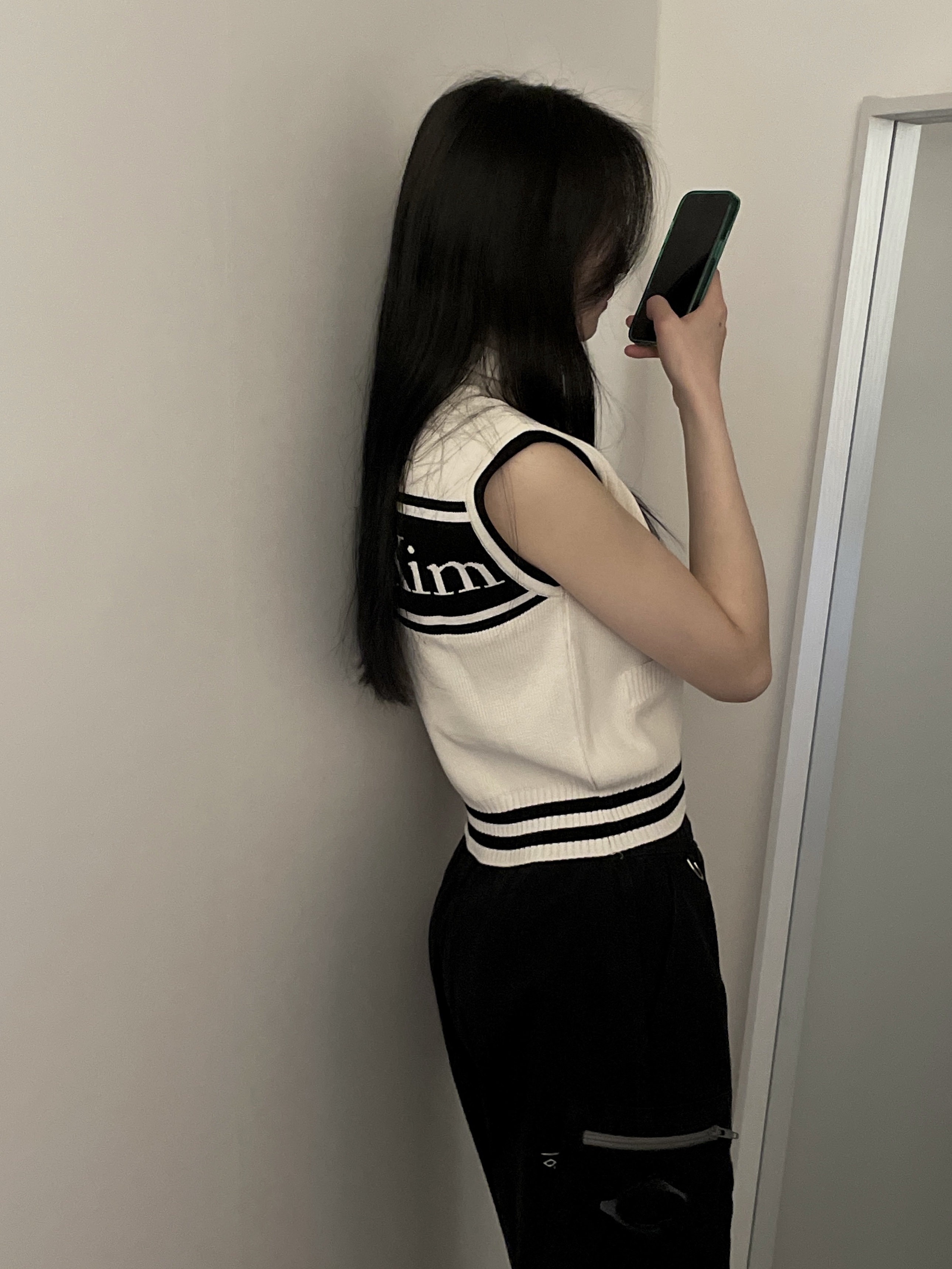 (W) Matin Kim Spell Point Stripe Knit Vest Ivory, (W) Mischief Drawstring Pants Black 착용 스타일 - 2
