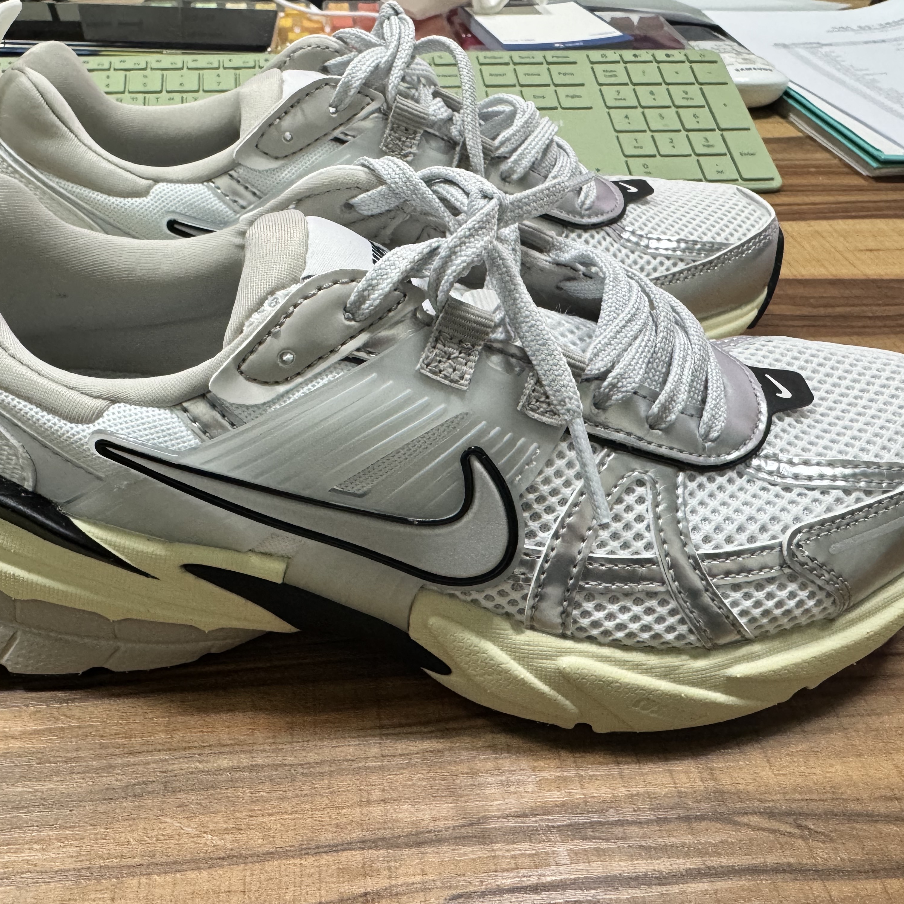 Nike V2K Run Summit White Metallic Silver 착용 스타일
