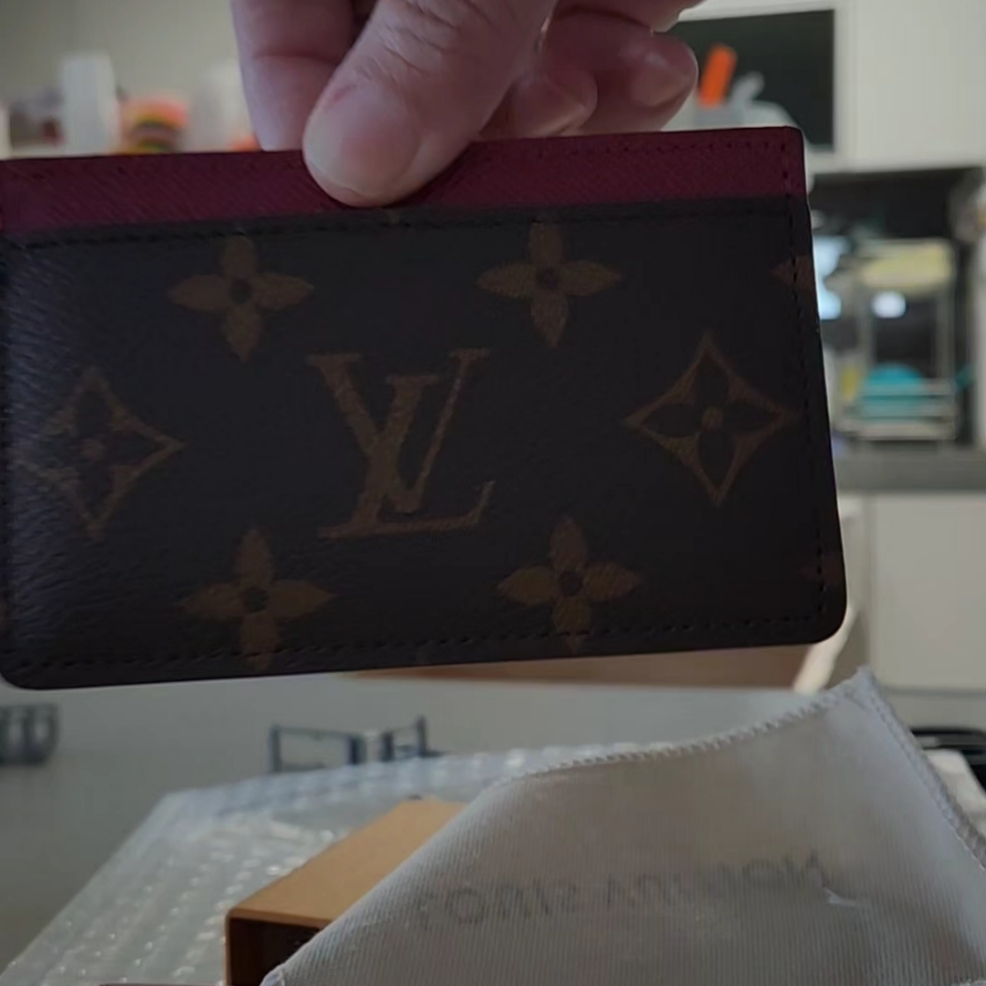 Louis Vuitton Card Holder Monogram Fuchsia 착용 스타일