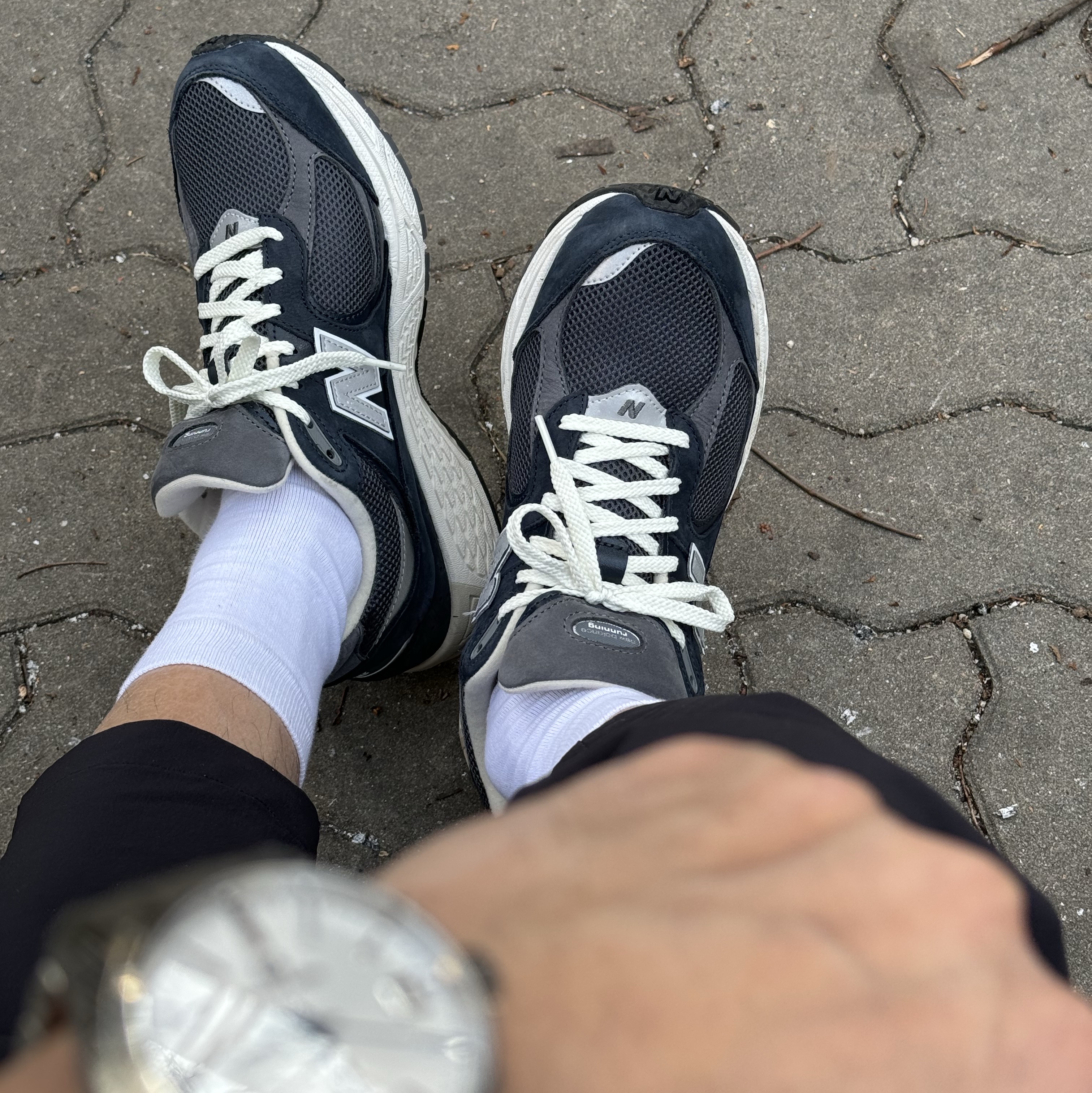 New Balance 2002R Premium Vintage Navy Grey 착용 스타일