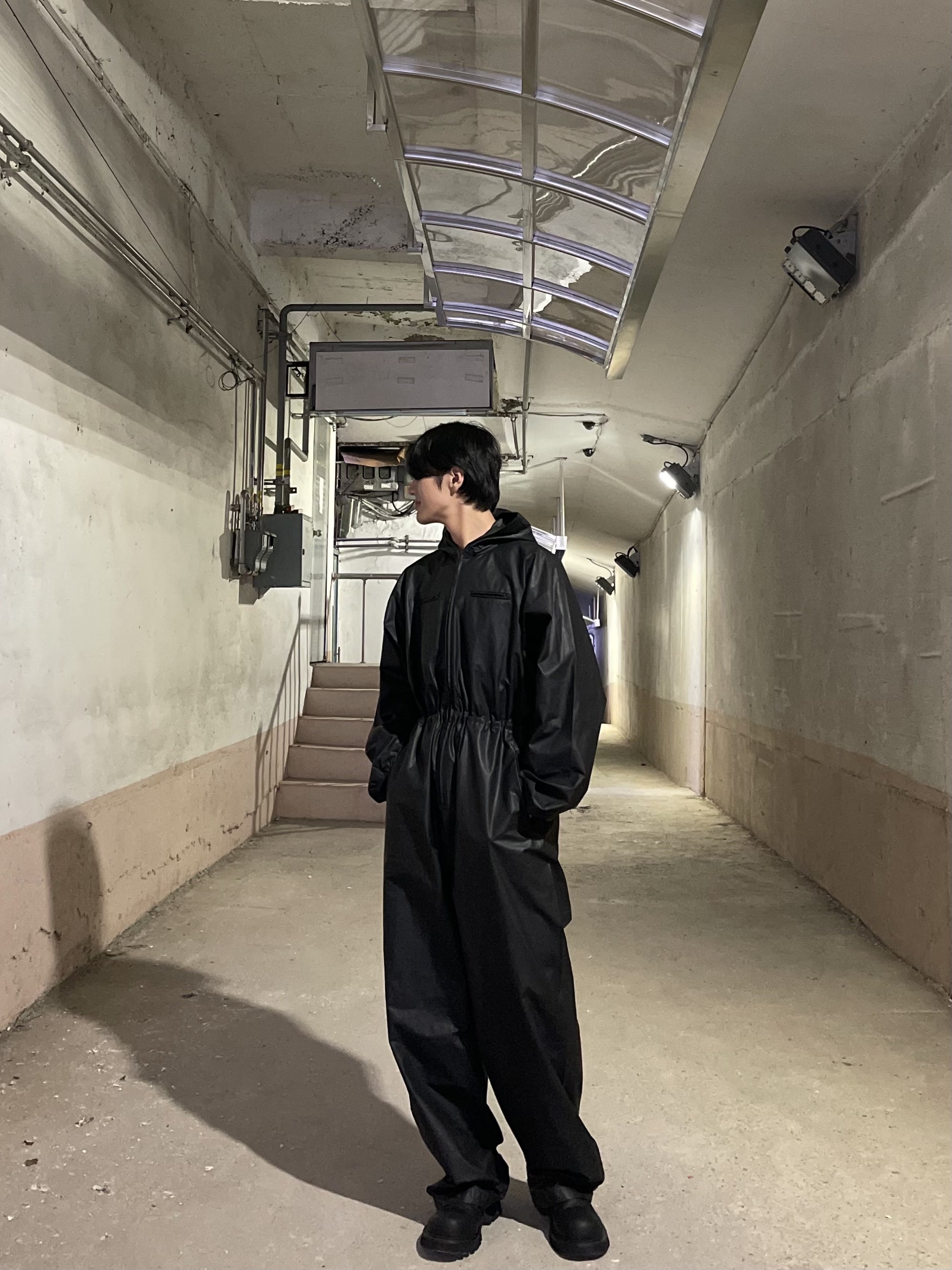 Yeezy Gap Engineered By Balenciaga Coated Cotton Overalls Black 착용 스타일 - 3