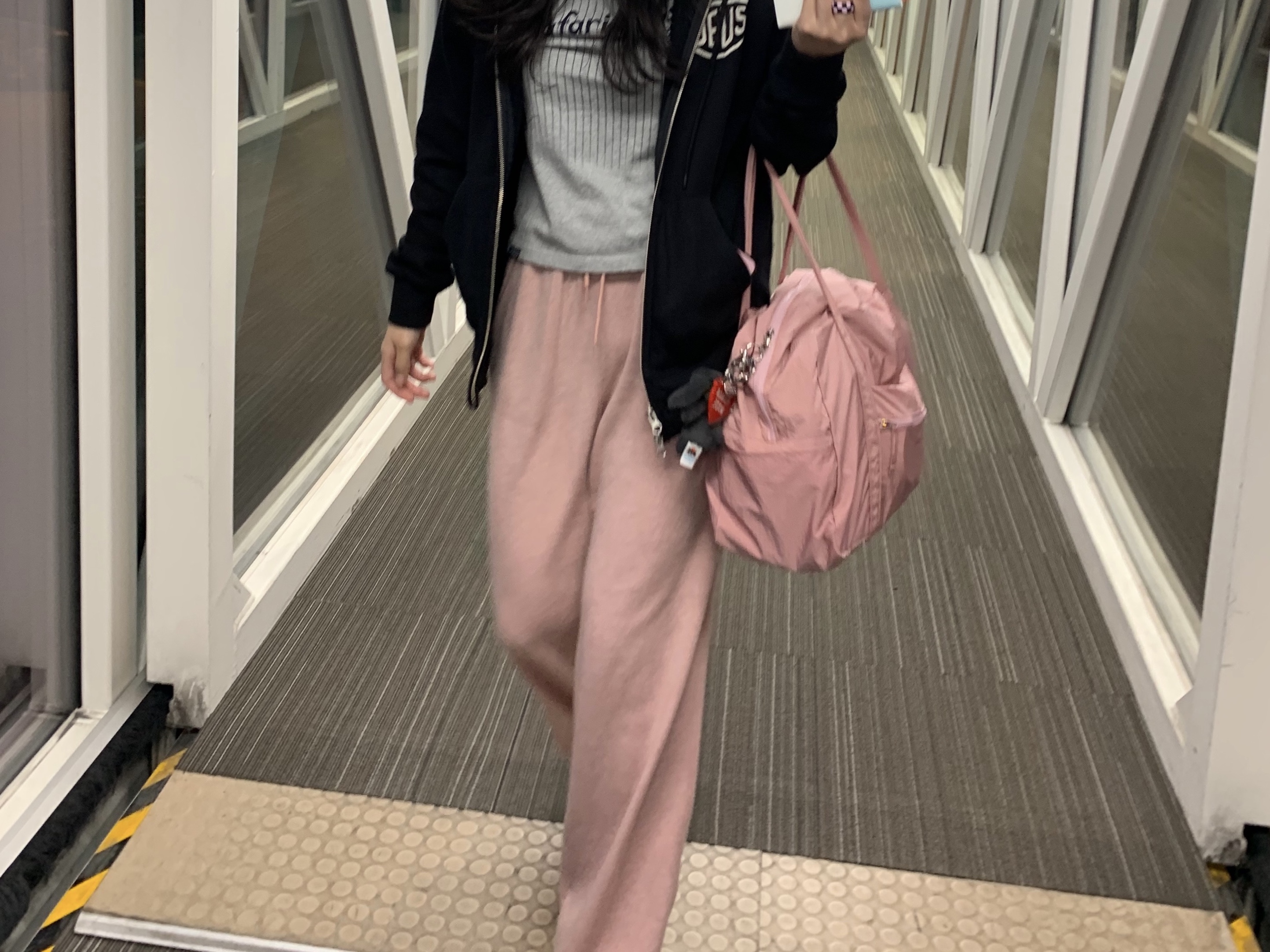(W) Haag Relaxed Pants Pink, Haag Duffel Bag Pink 착용 스타일