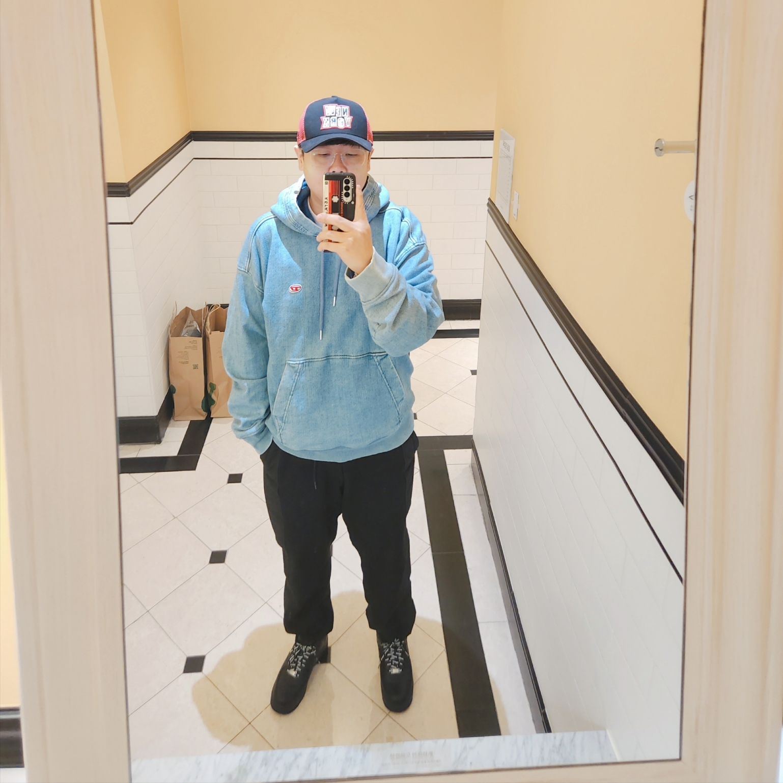 Diesel D-Um-Rib Track Denim Hoodie Light Blue, Nike x Supreme Air Force 1 Low Black 착용 스타일