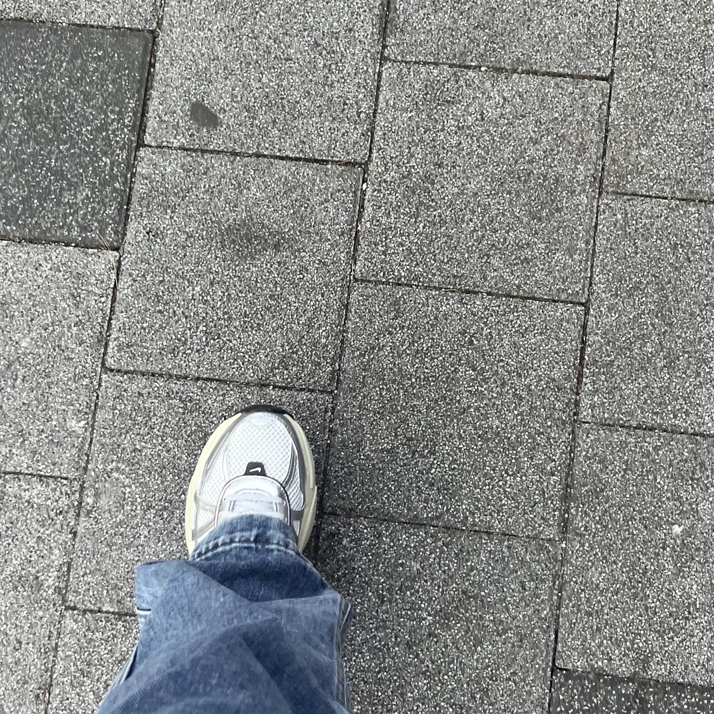 Nike V2K Run Summit White Metallic Silver 착용 스타일