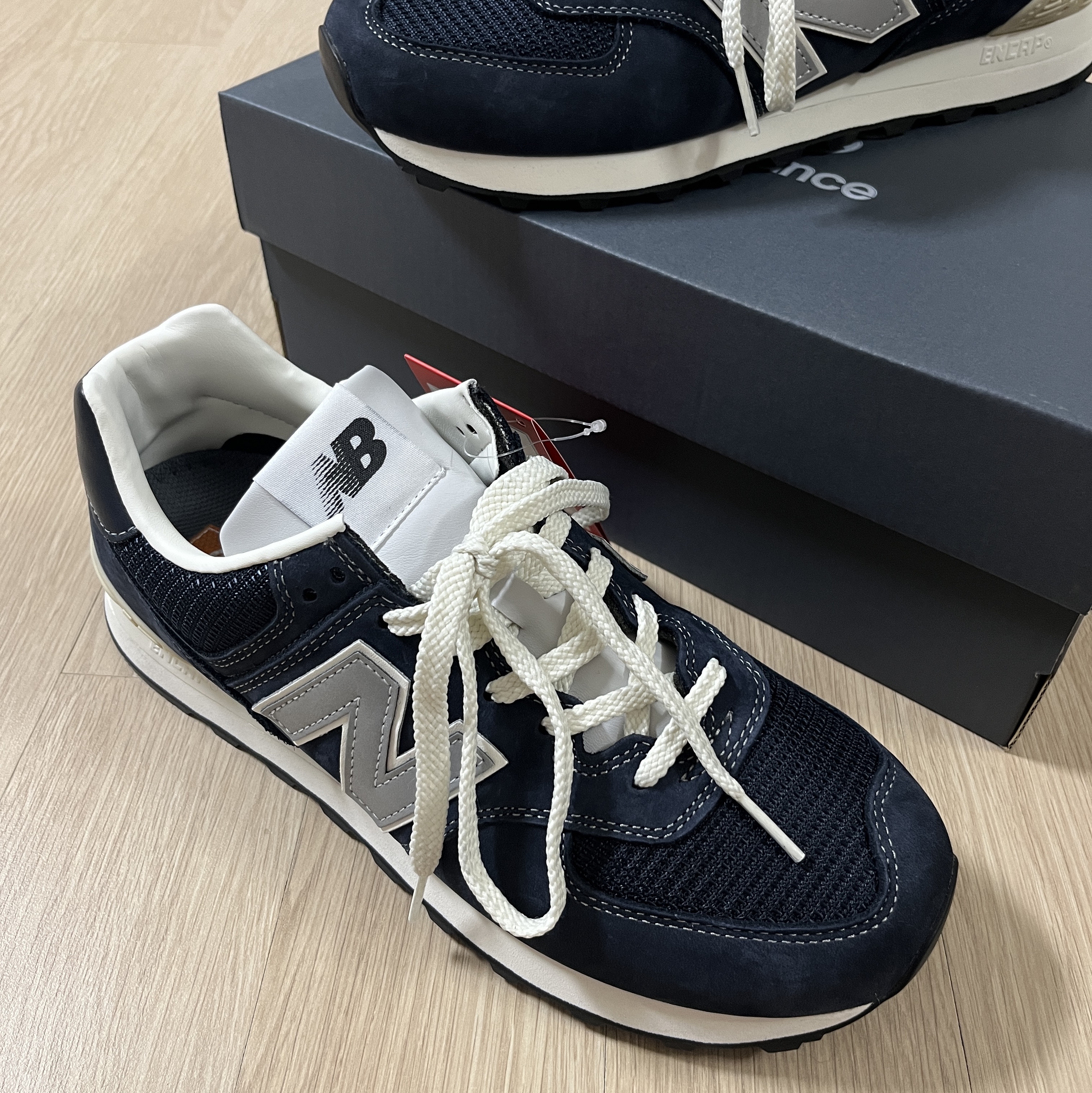 New Balance x Pottery 574 Premium Hard Navy 착용 스타일 - 2