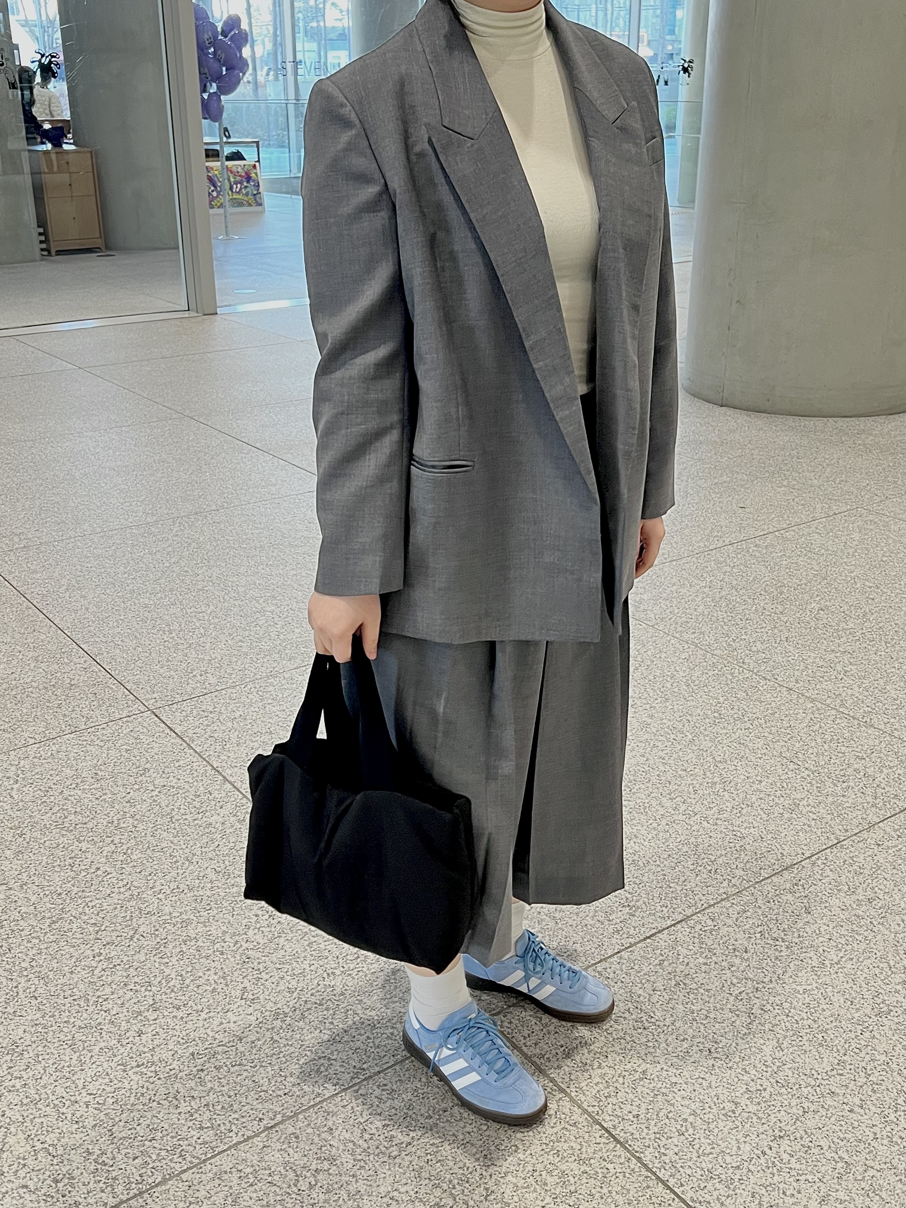 Adidas Spezial Handball Light Blue, COS Padded Shopper Bag Black 착용 스타일 - 3