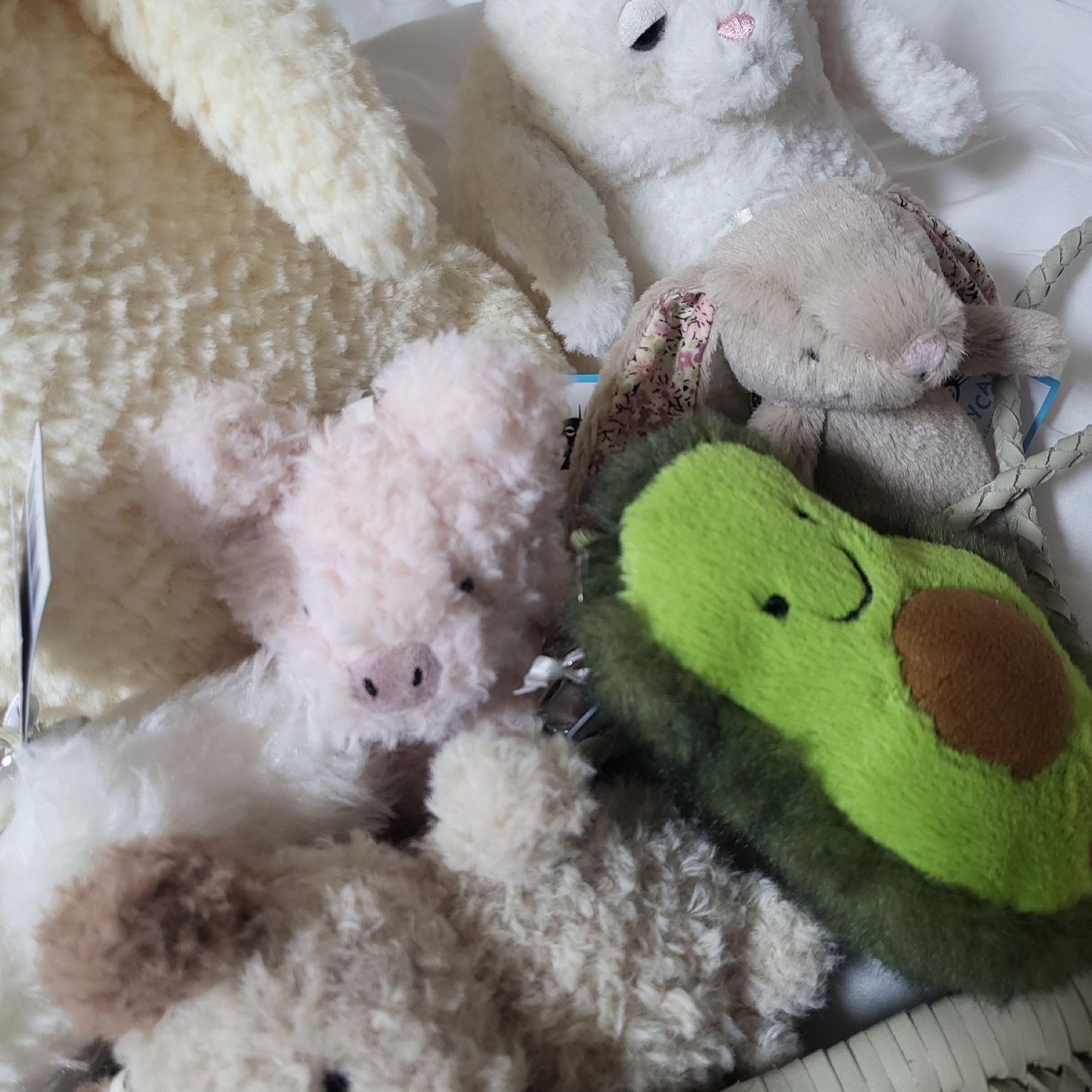Jellycat Amore Cat Small Cream, Jellycat Little Pig Bag Charm Fuzzy Pink 착용 스타일