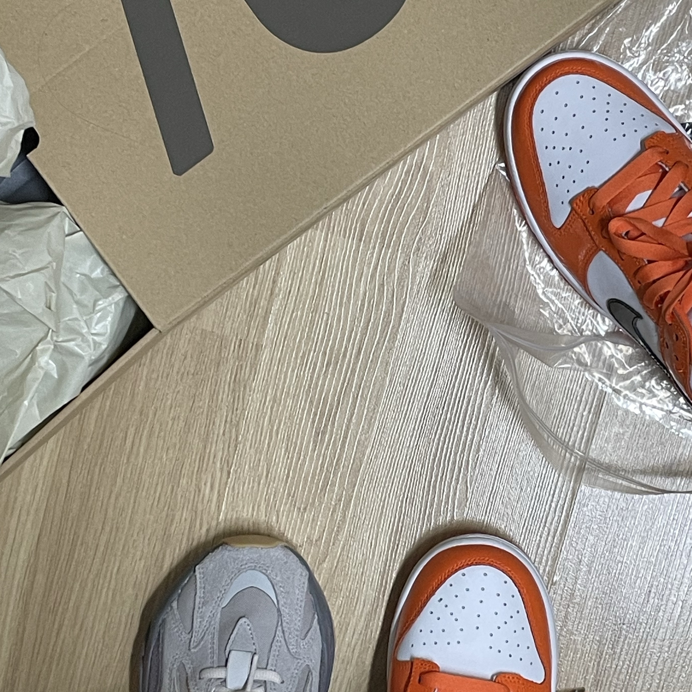 Adidas Yeezy Boost 700 V2 Tephra 2023, (W) Nike Dunk Low Essential Brilliant Orange 착용 스타일 - 2