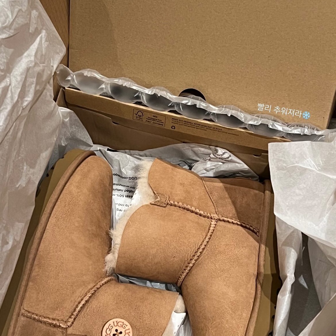 (W) UGG Mini Bailey Button II Boots Chestnut 착용 스타일 - 2