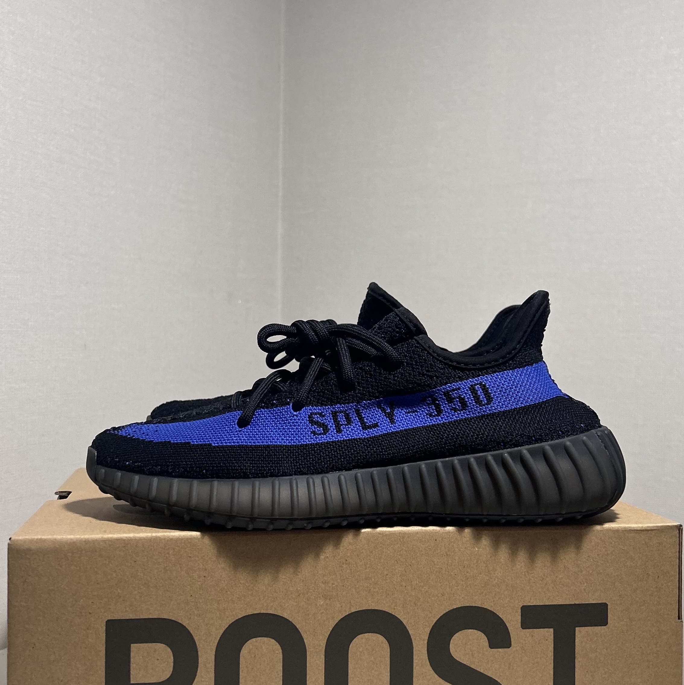Adidas Yeezy Boost 350 V2 Dazzling Blue 착용 스타일