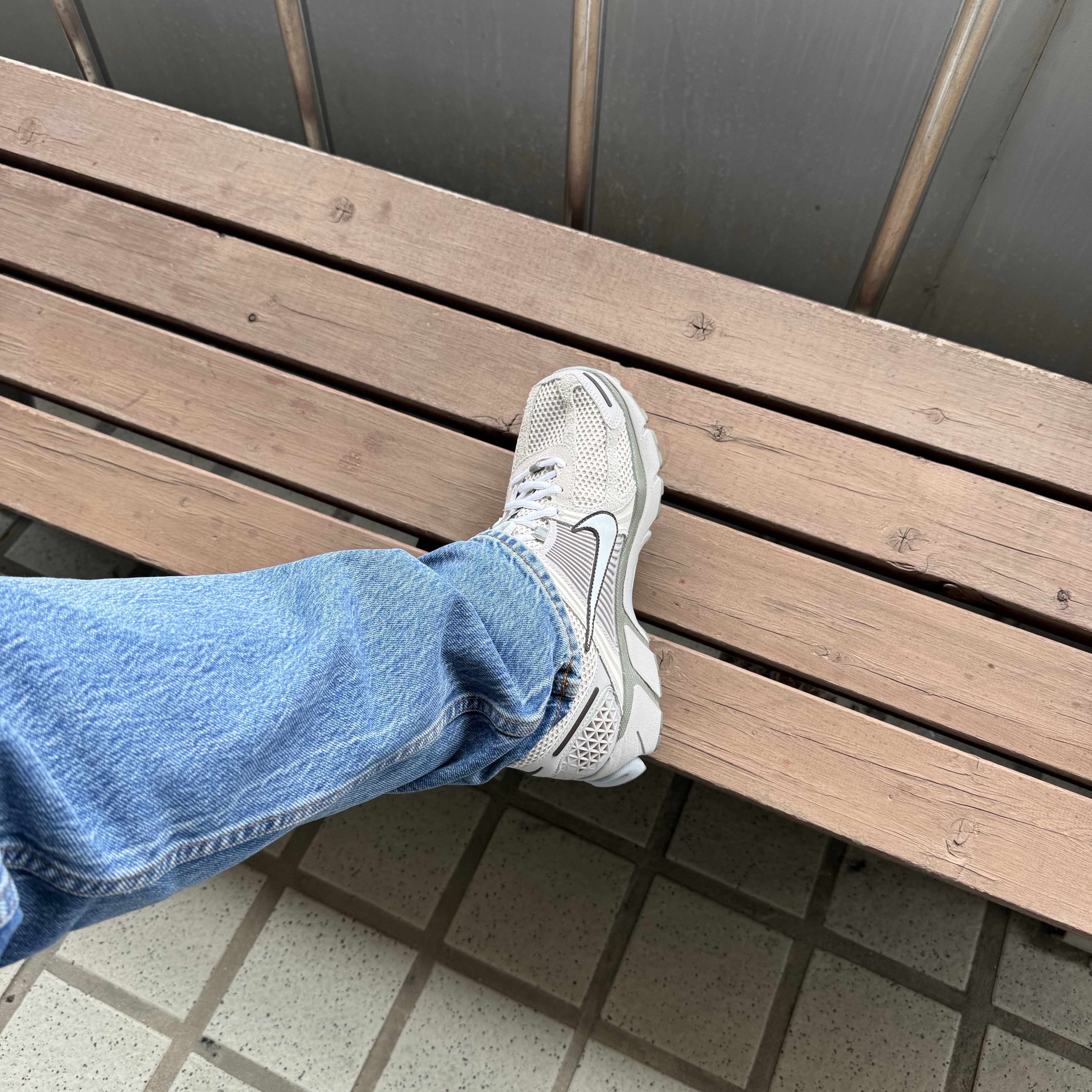 Nike Zoom Vomero 5 SE Light Orewood Brown 착용 스타일 - 1