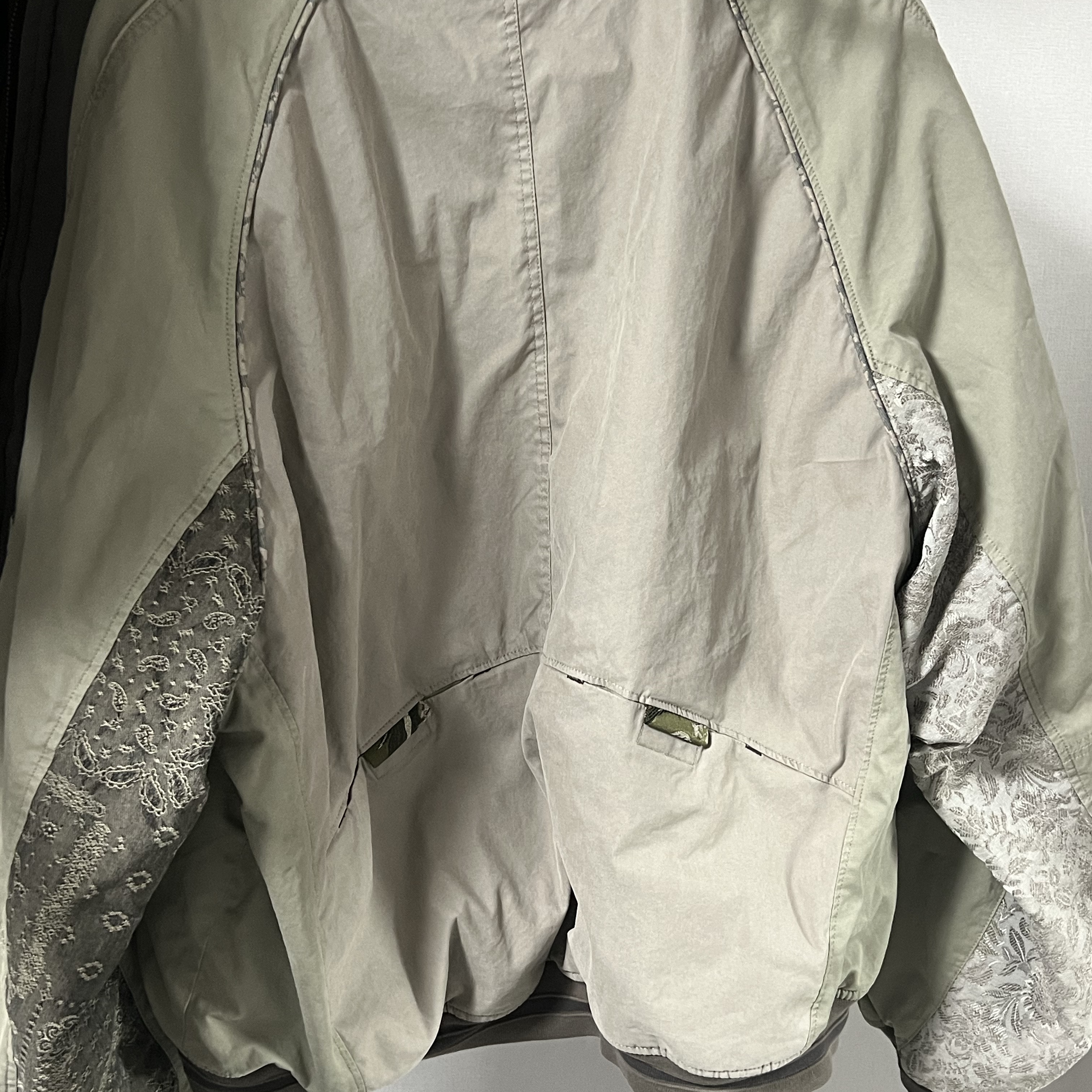 Polyteru 1011 Reversible Floral Souvenier Bomber Light Sage (Brown) 착용 스타일 - 2