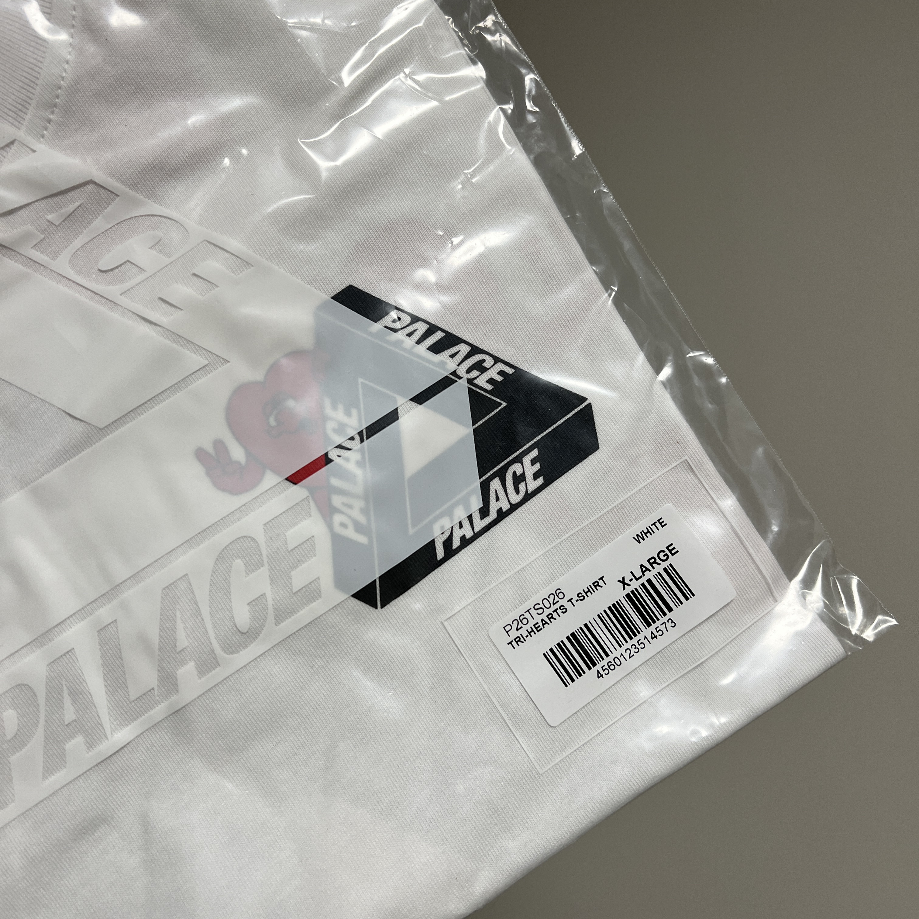 Palace Tri-Hearts T-Shirt White - 24SS 착용 스타일