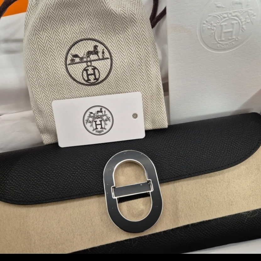 Hermes Chaine d'Ancre To Go Wallet Tadelakt & Palladium Noir 착용 스타일