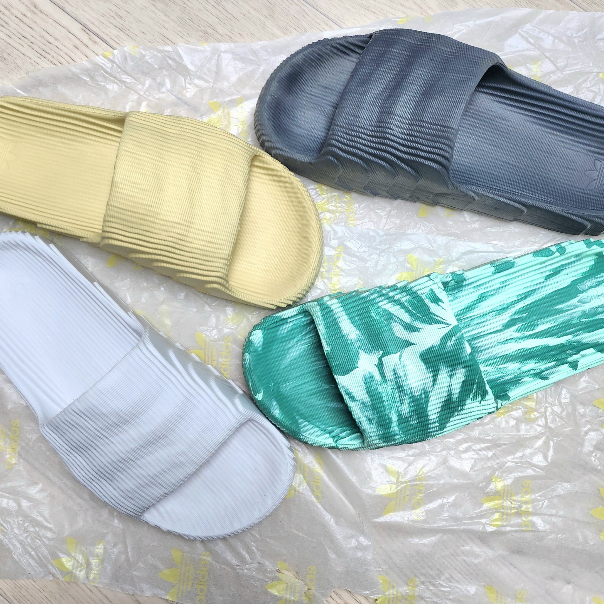 Adidas Adilette 22 Desert Sand, Adidas Adilette 22 Crystal White 착용 스타일 - 2