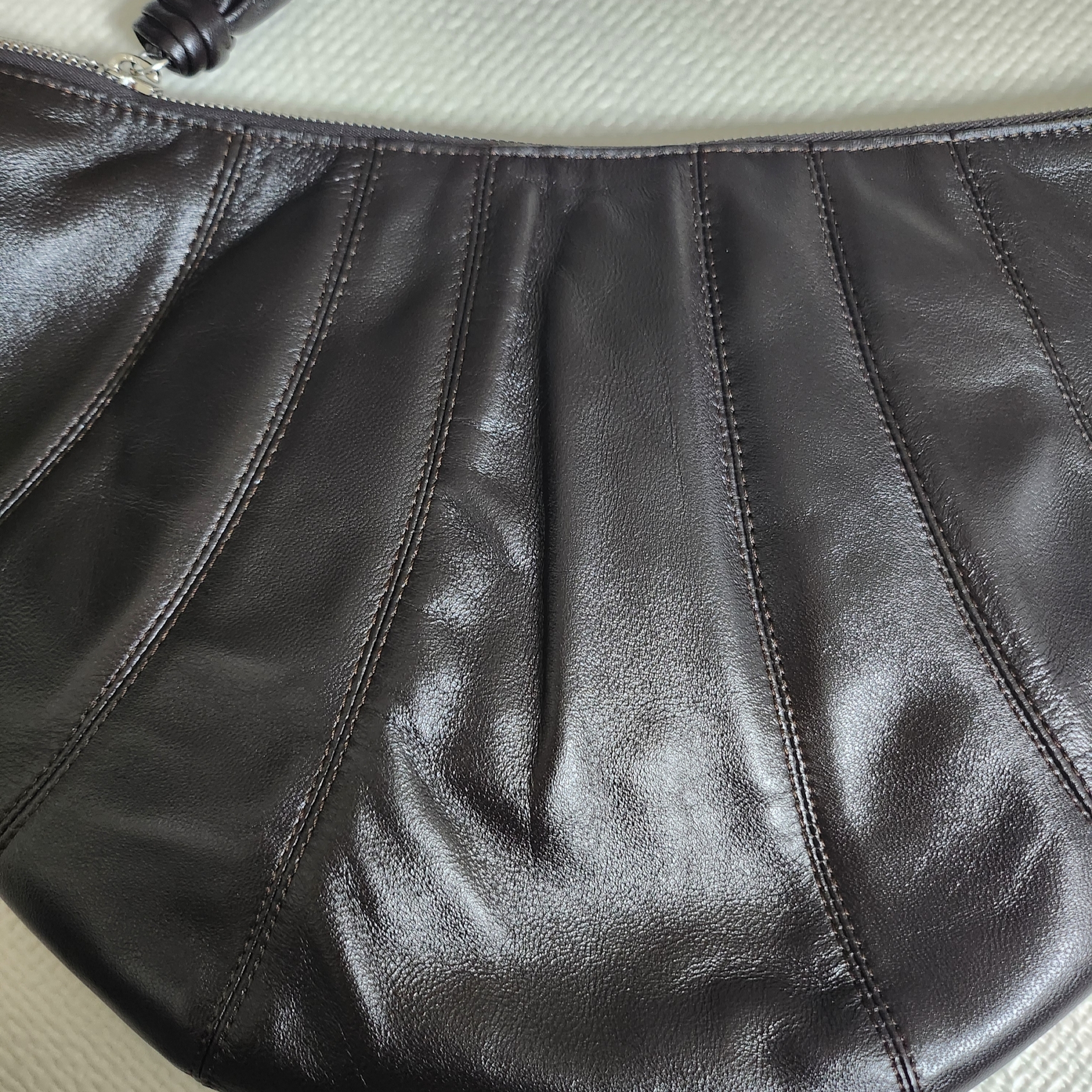 Lemaire Medium Croissant Bag Soft Nappa Leather Dark Chocolate 착용 스타일