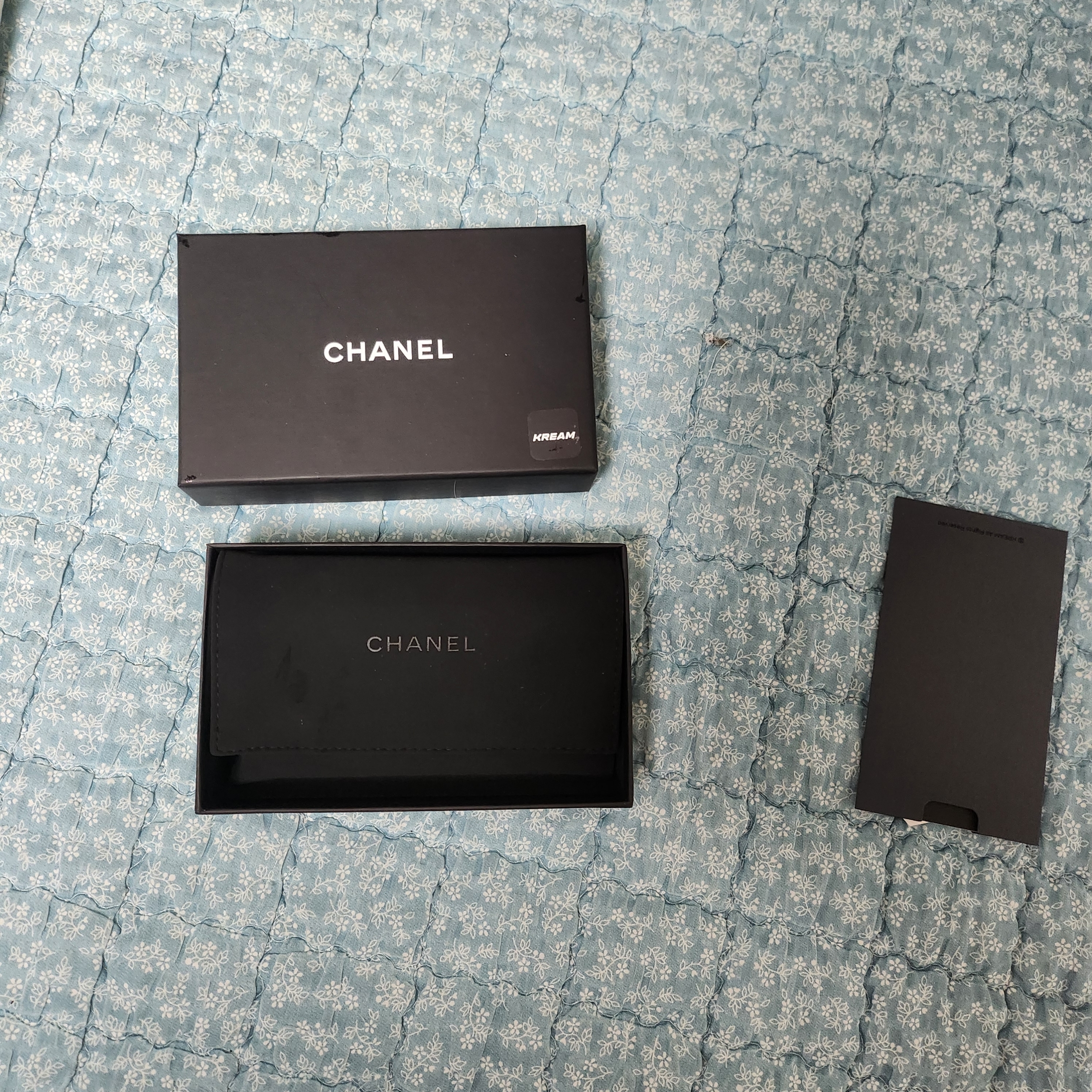 Chanel Boy Chanel Flap Card Holder Grained Calfskin & Ruthenium Black 착용 스타일