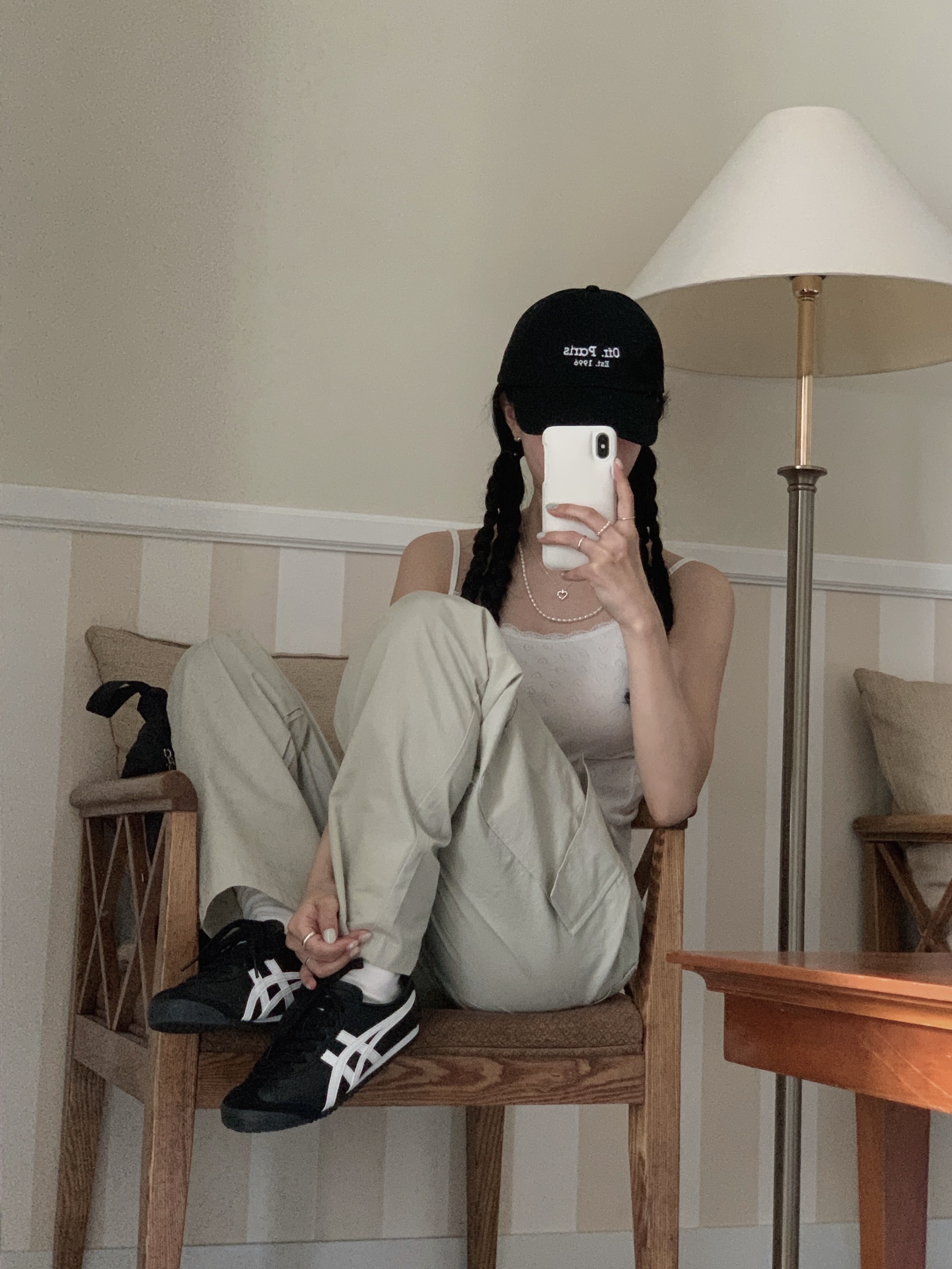 Onitsuka Tiger Mexico 66 Black White, Monamhee Beulpingi Keyring with White Pants Black 착용 스타일 - 3