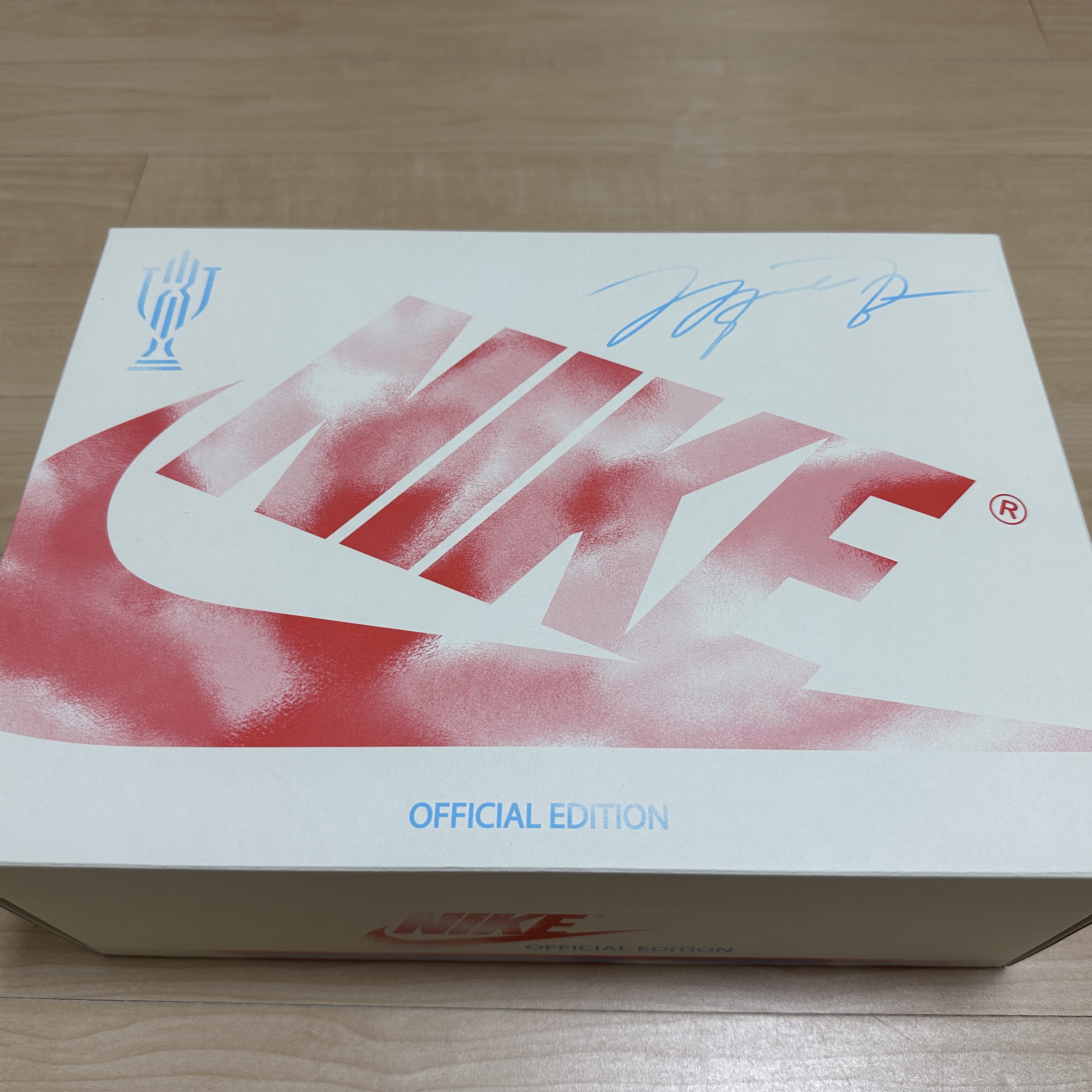 Jordan 1 x Trophy Room Retro Low OG SP Sail Varsity Red 착용 스타일 - 2