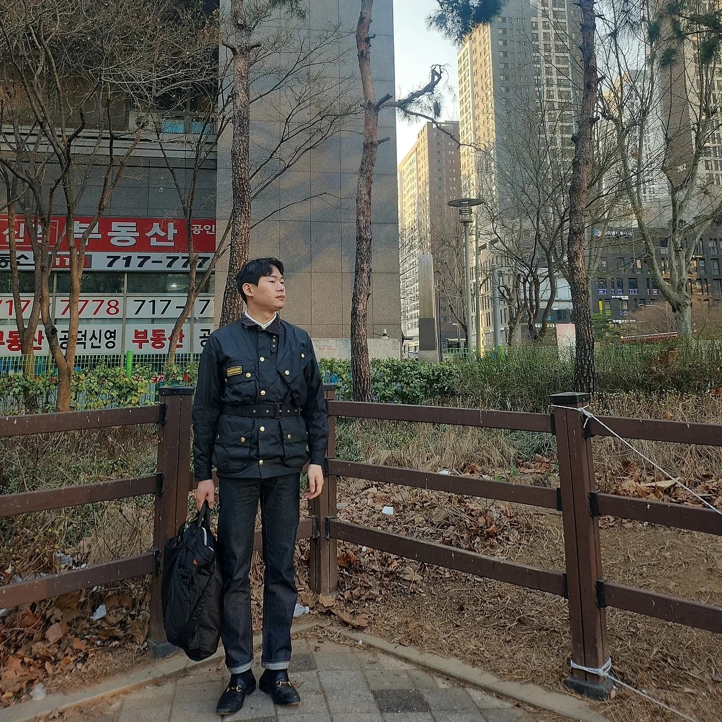 Barbour International Original Wax Jacket Black, Gucci 1953 Horsebit Leather Loafers Black 착용 스타일 - 2