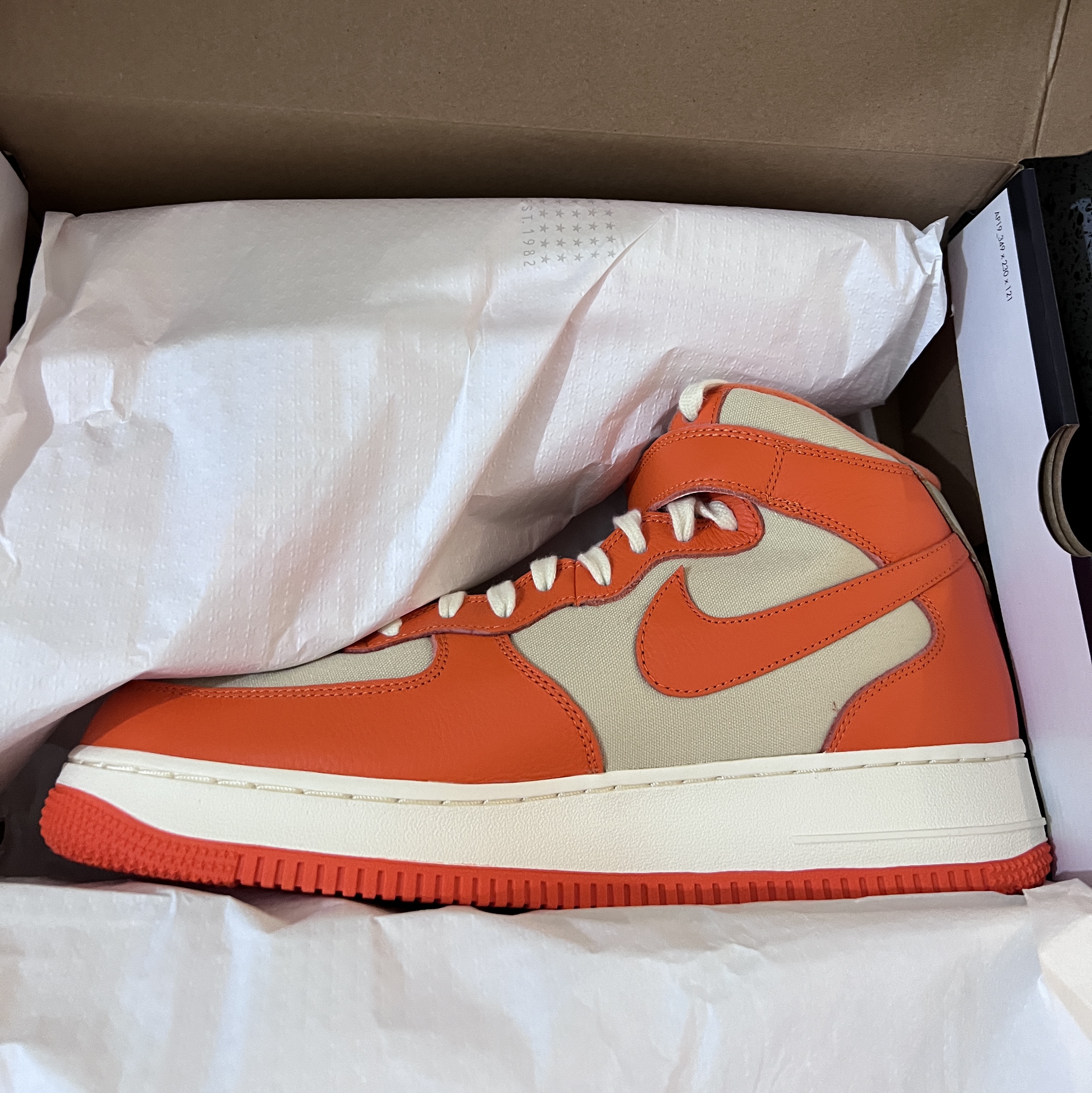 Nike Air Force 1 '07 Mid Team Gold and Safety Orange 착용 스타일