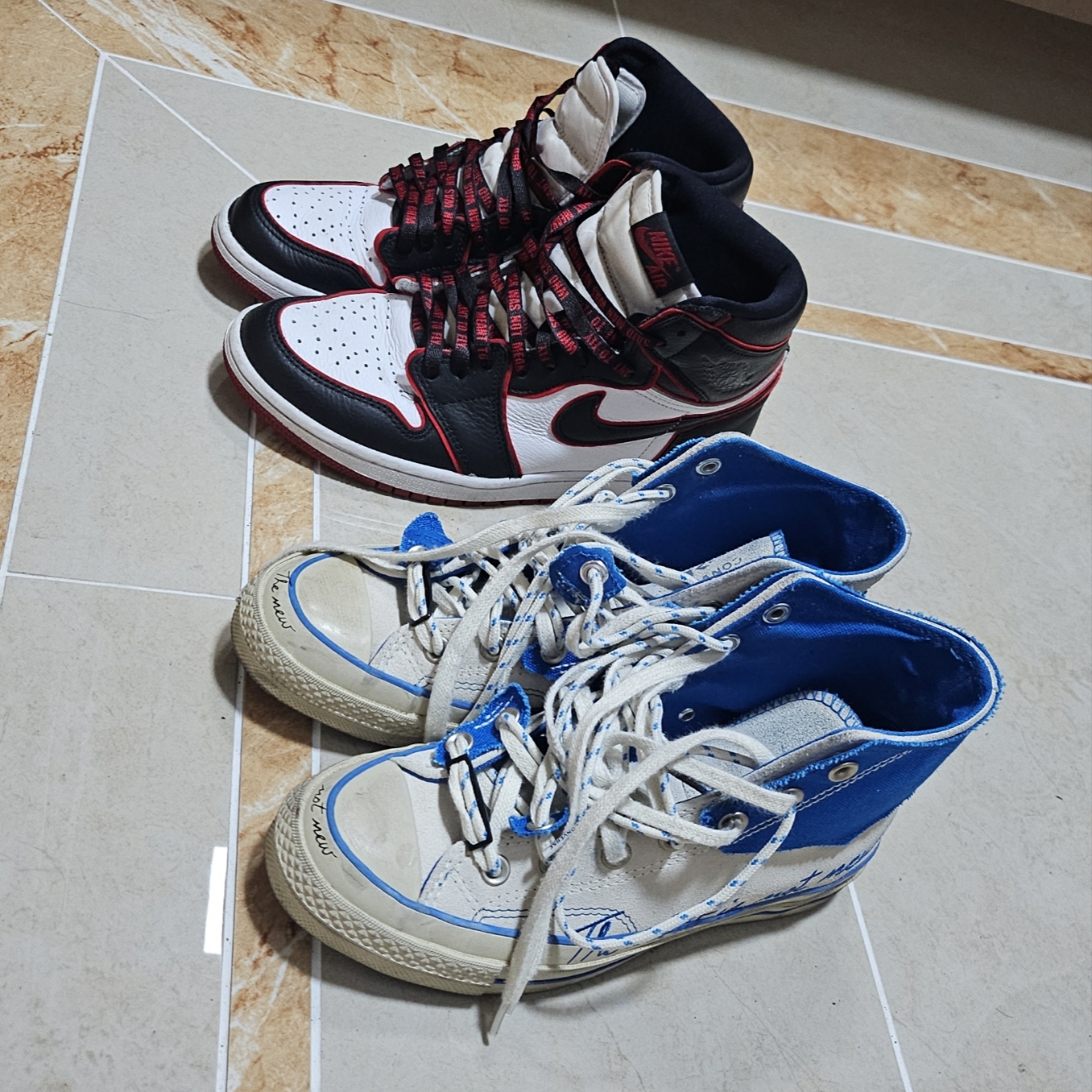 Jordan 1 Retro High OG Bloodline, Converse x Ader Error Chuck 70 High White 착용 스타일 - 1