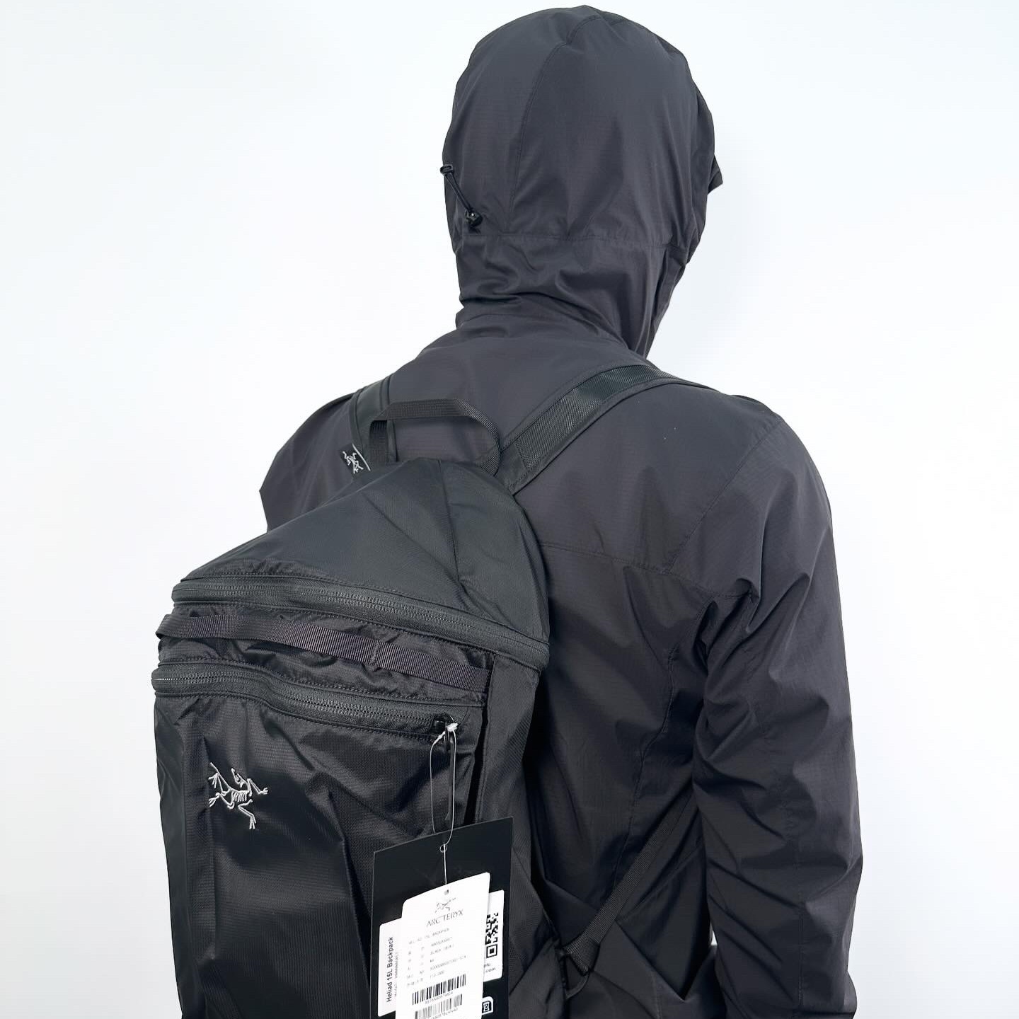 Arc'teryx Heliad 15 Backpack Black, Arc'teryx Squamish Hoody Black 착용 스타일 - 1