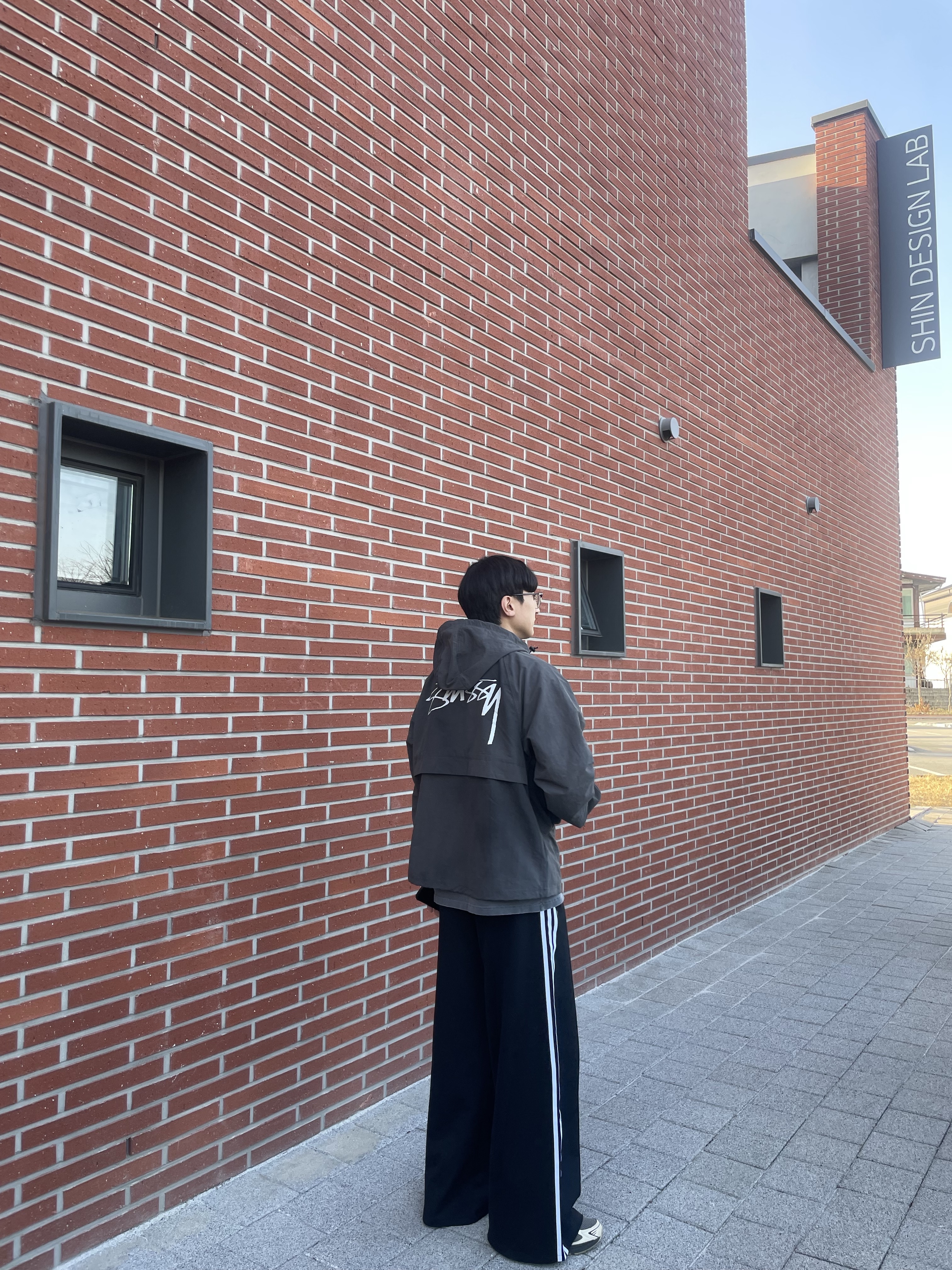 Stussy Wave Dye Beach Shell Jacket Black 착용 스타일