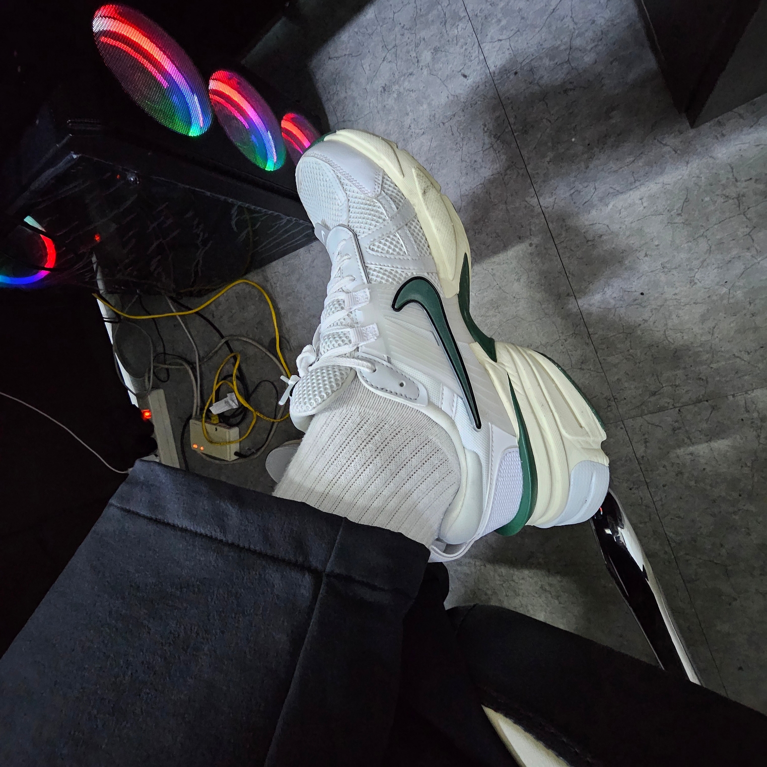 Nike V2K Run White Fir 착용 스타일