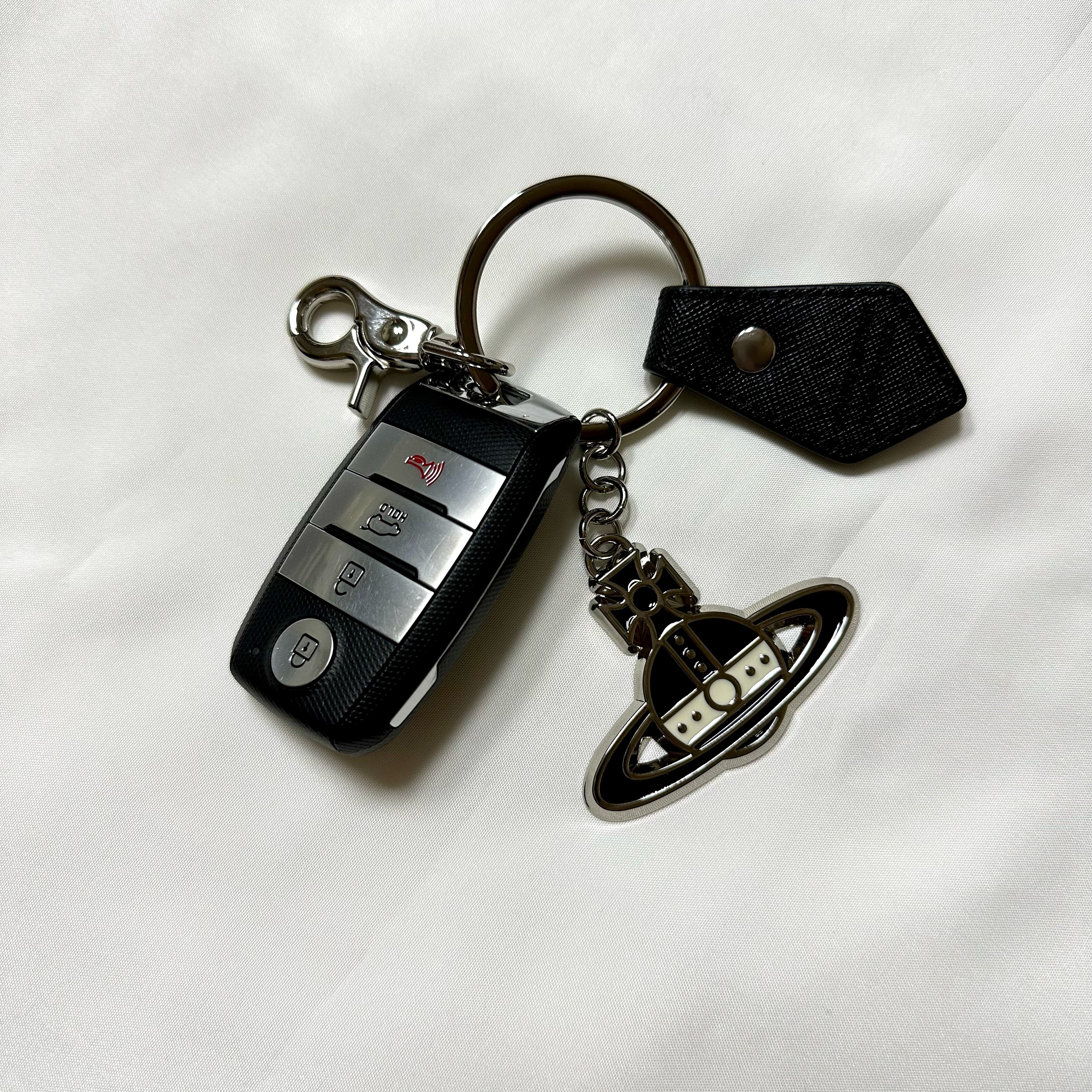 Vivienne Westwood Saffiano Black and White Keyring Black 착용 스타일