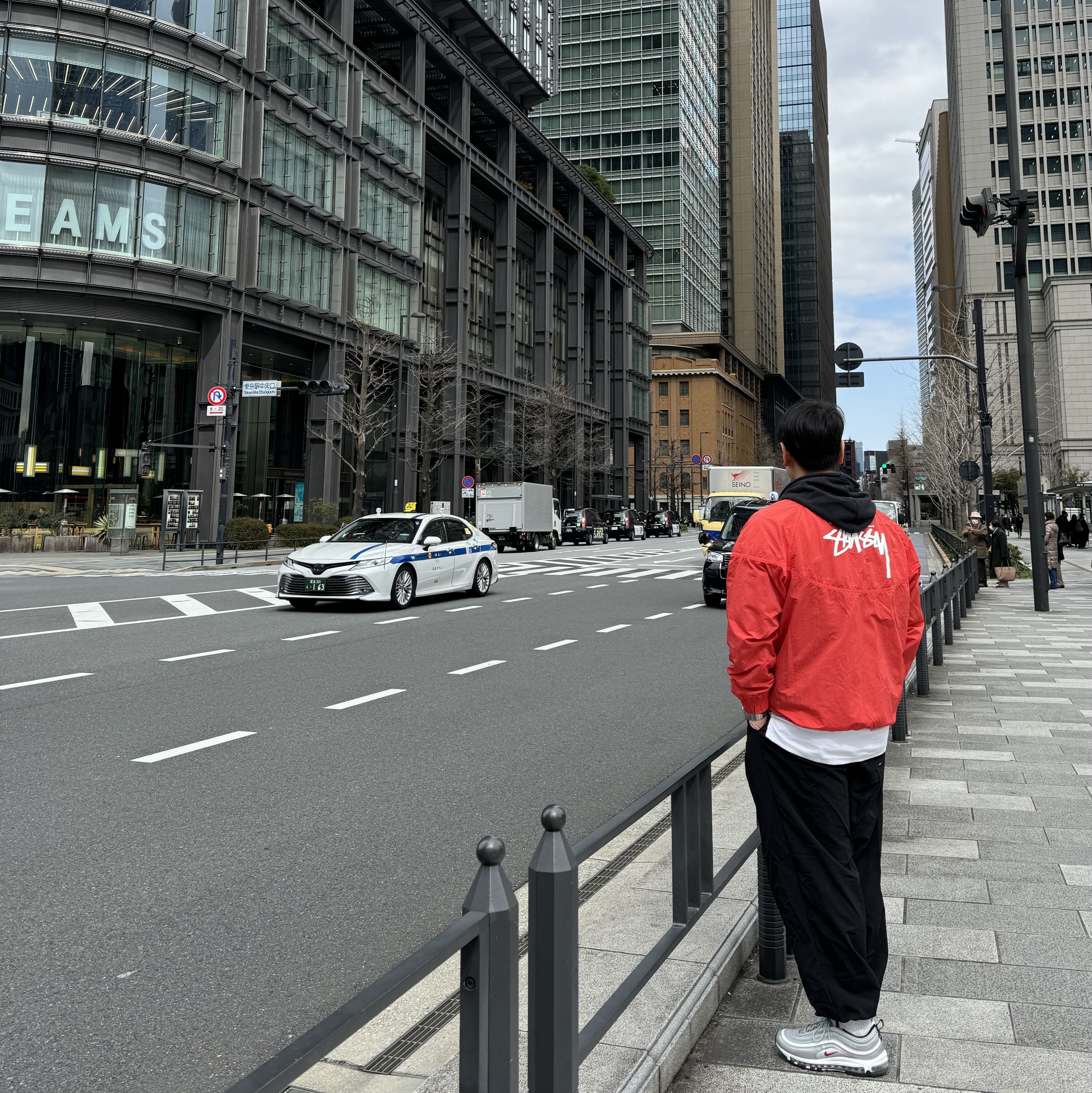 Nike x Stussy Windrunner Jacket Habanero Red, Nike Air Max 97 OG Silver Bullet 2022 착용 스타일 - 2