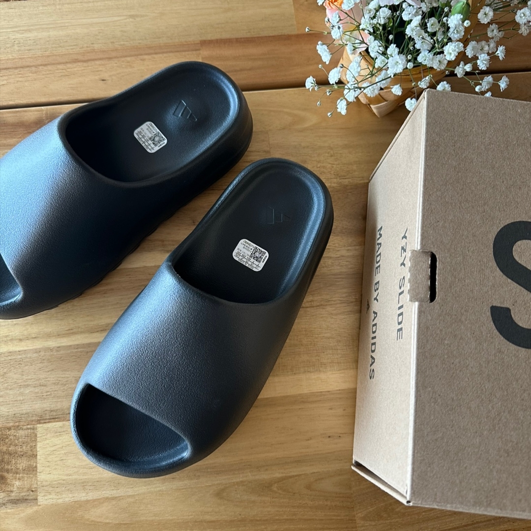 Adidas Yeezy Slide Onyx 착용 스타일