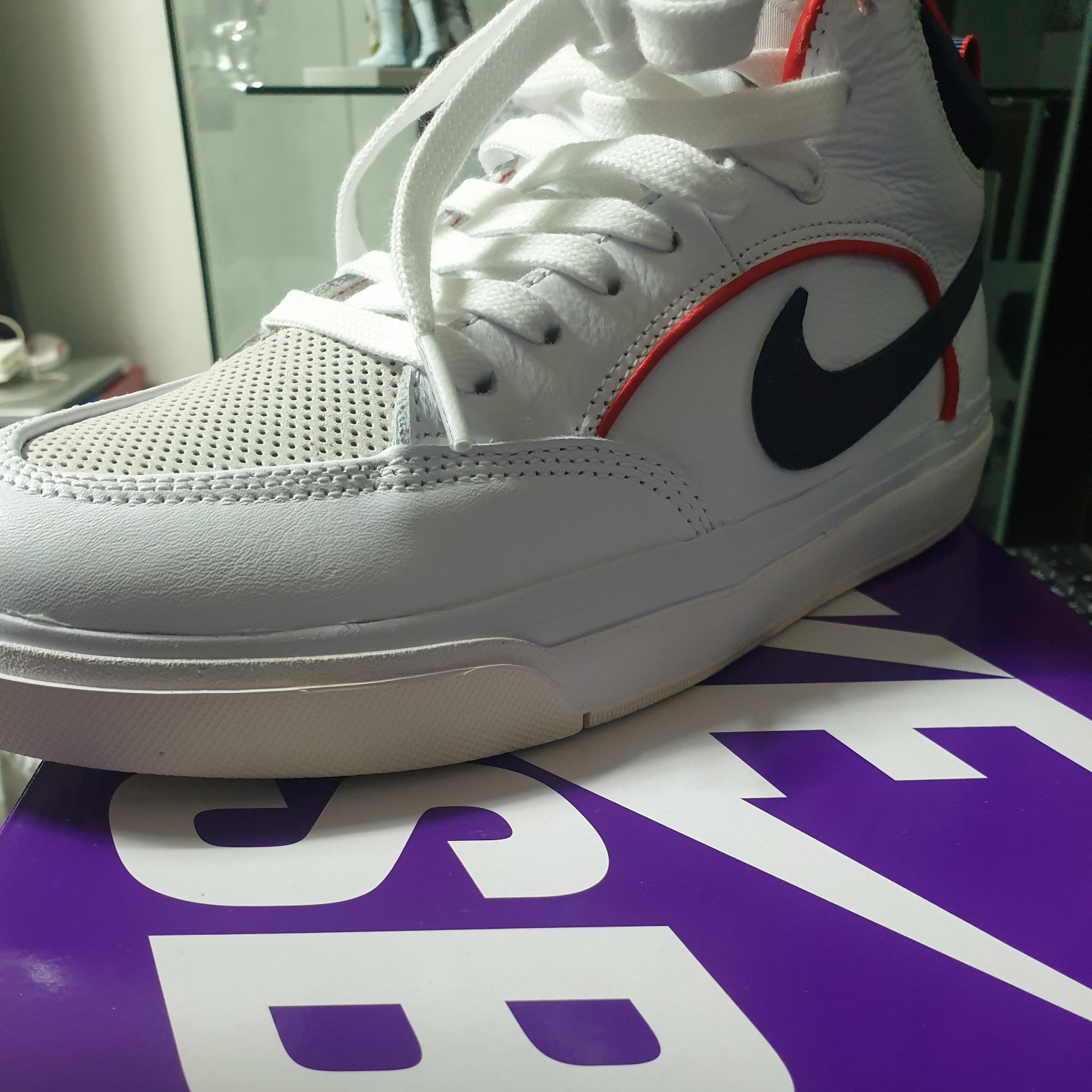 Nike SB React Leo Premium White Midnight Navy 착용 스타일