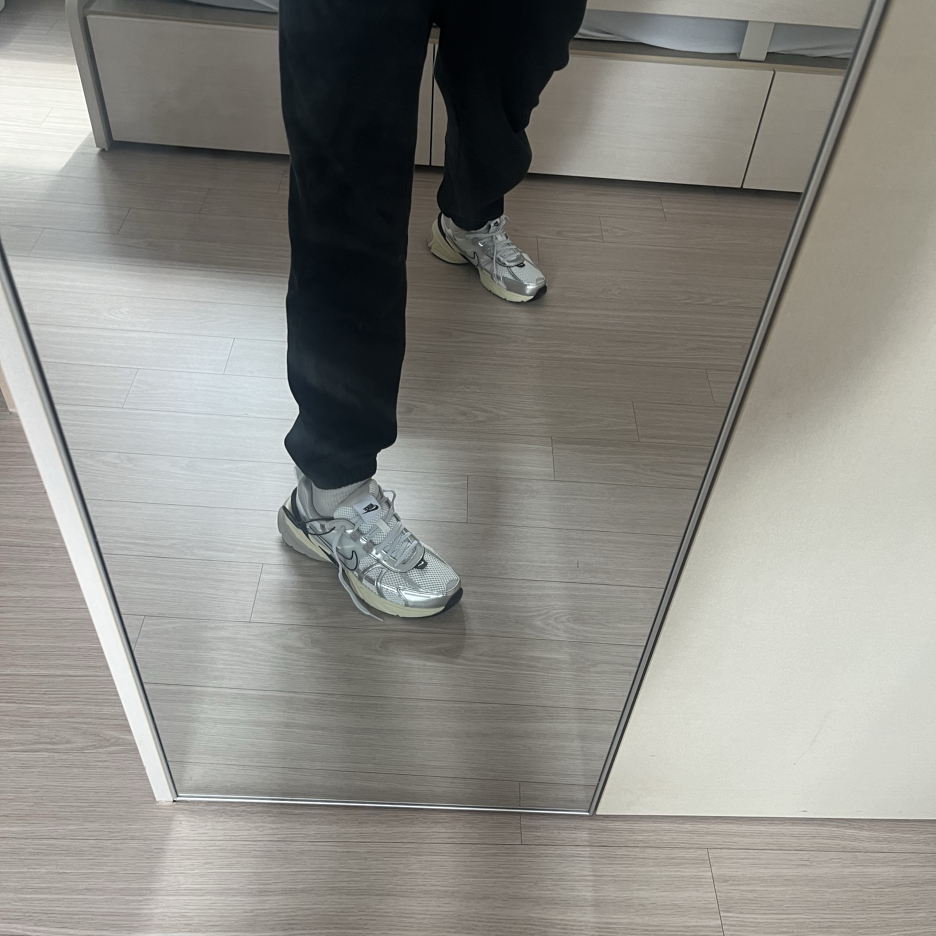 Nike V2K Run Summit White Metallic Silver 착용 스타일