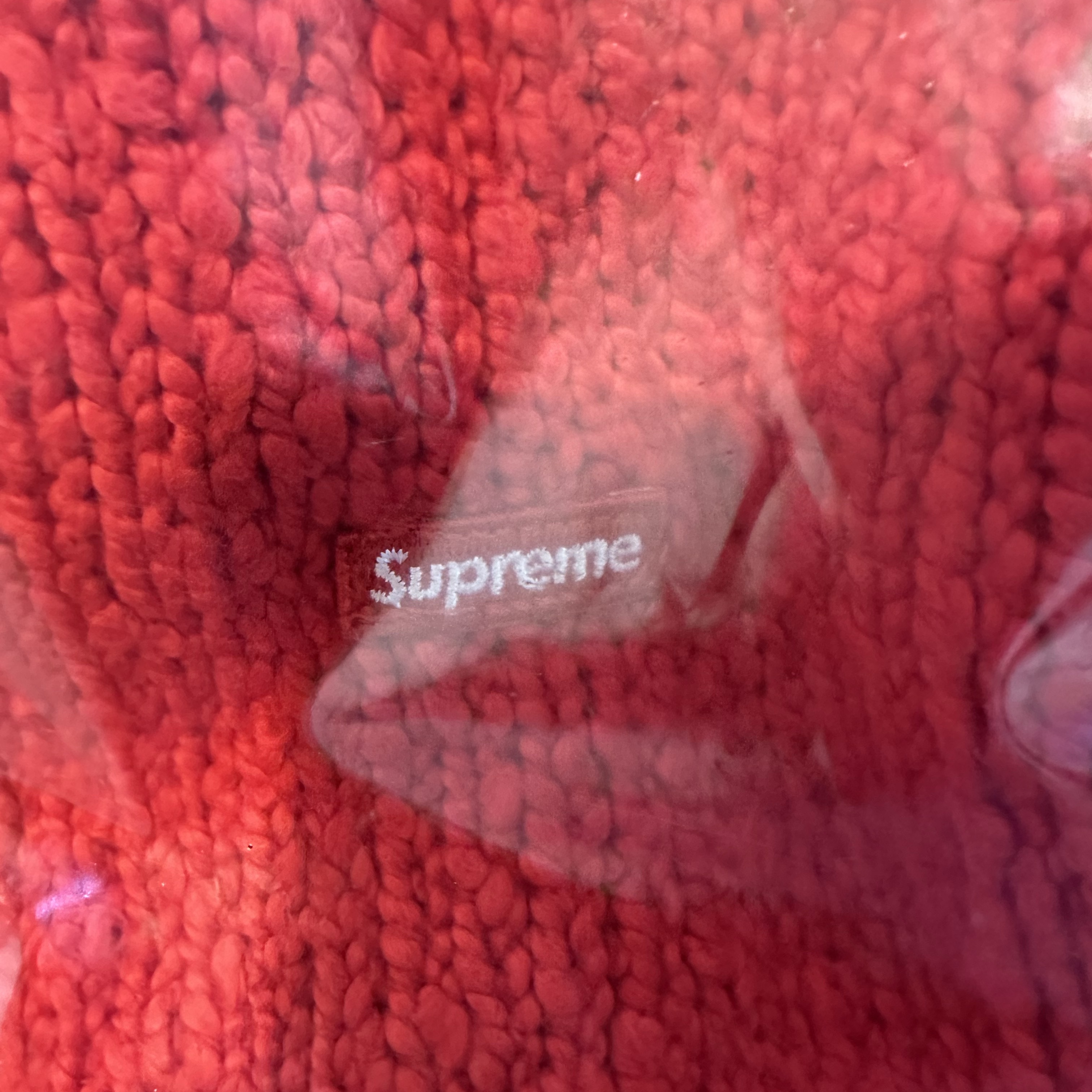 Supreme Boucle Small Box Sweater Red - 24SS, Supreme Pinstripe Crewneck Pink - 24SS 착용 스타일 - 1