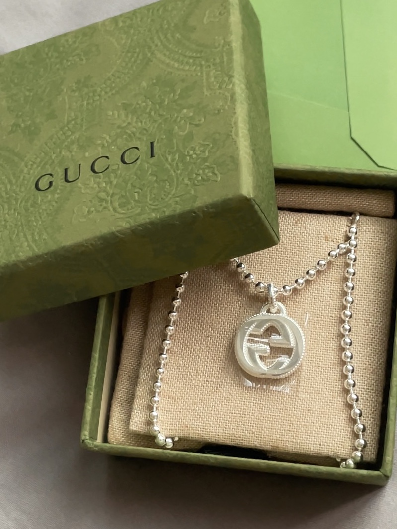 Gucci Interlocking G Pendant Necklace Silver, Human Made Graphic T-Shirt #12 White 착용 스타일 - 4